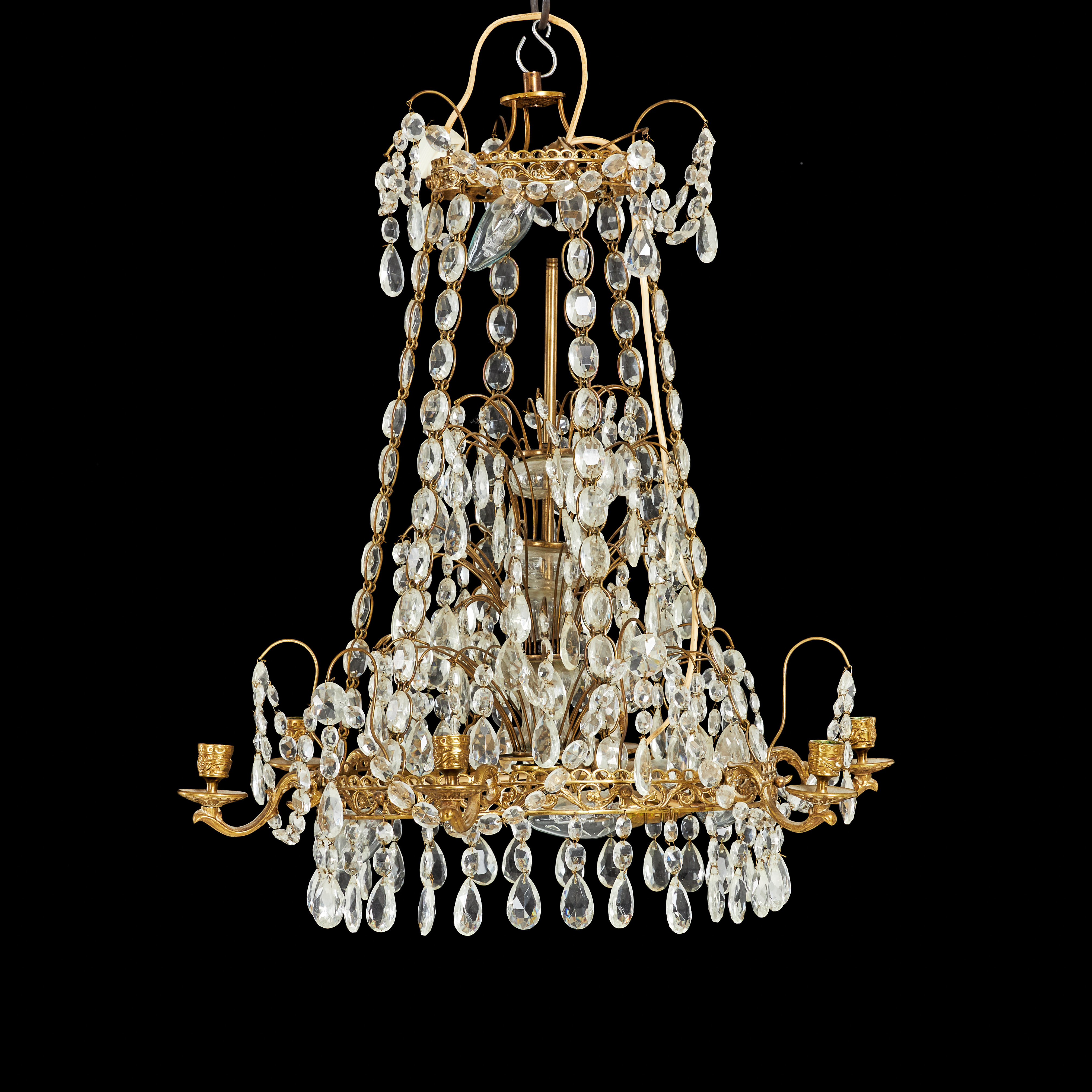 LJUSKRONA. Stomme i mässing, behängd med prismor, 6 ljusarmar.