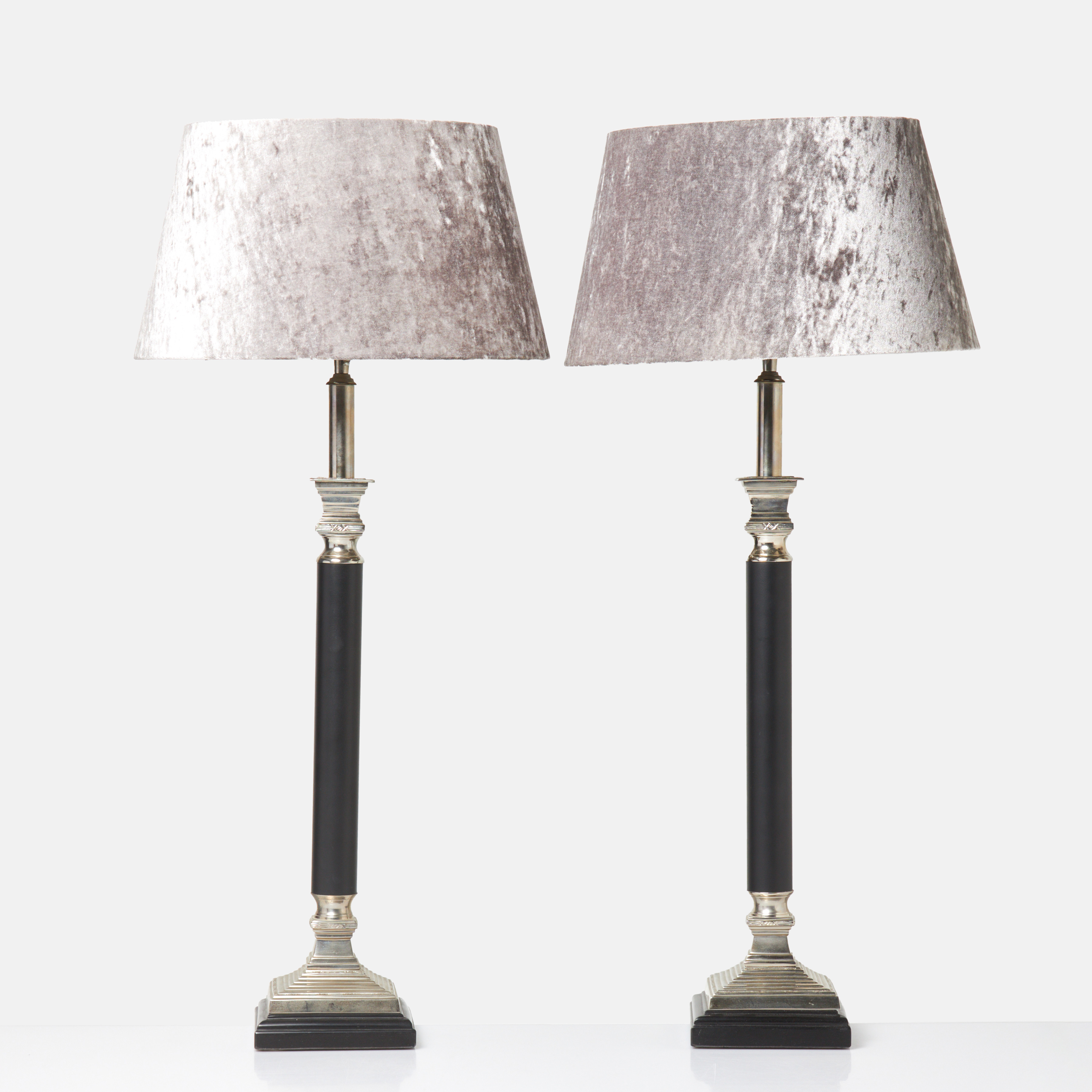 BORDSLAMPOR. 1 par, stomme i form av kolonner, metall, skärmar med sammetsklädsel.