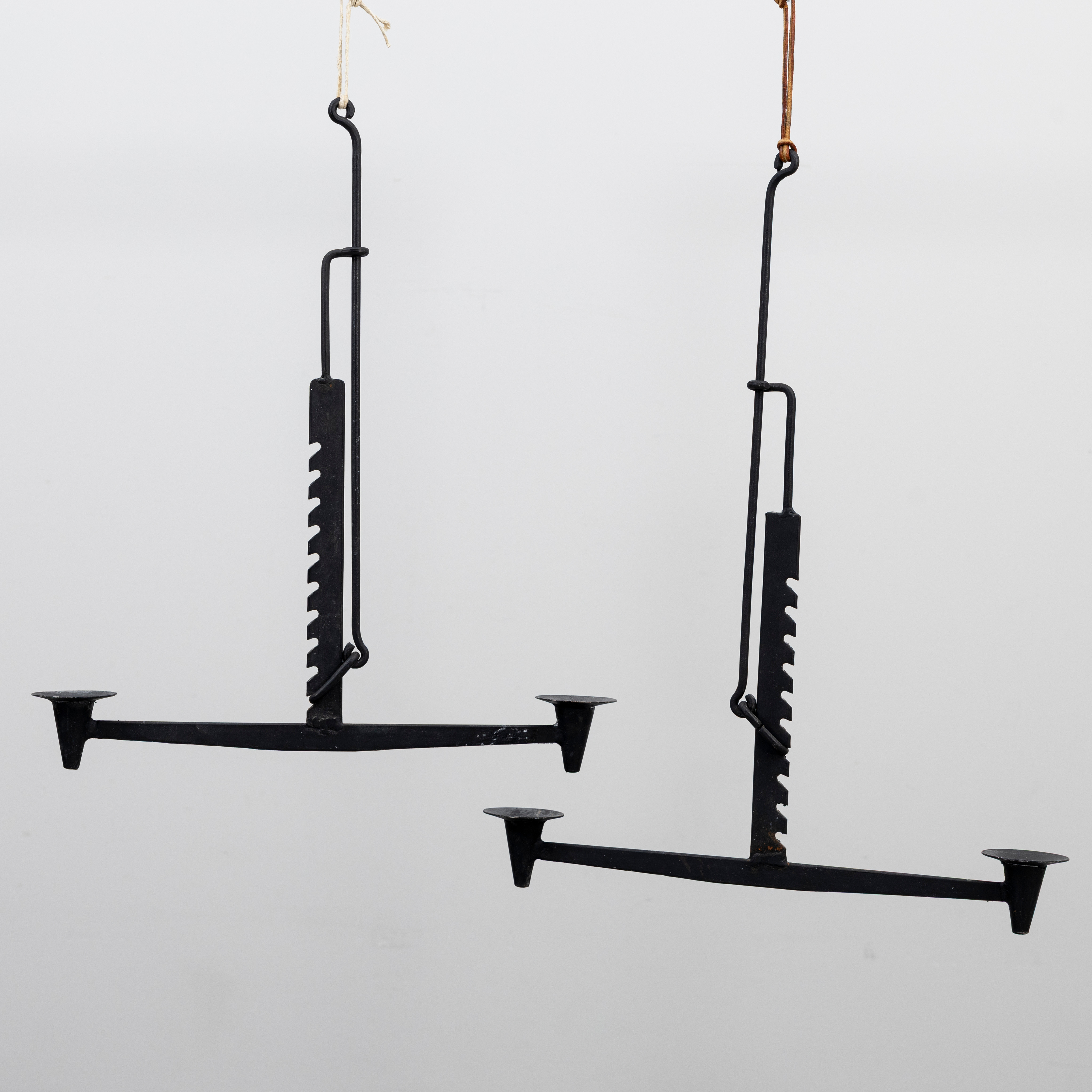 HÄNGLJUSSTAKAR, ett par, smidesjärn, höj/sänkbara.