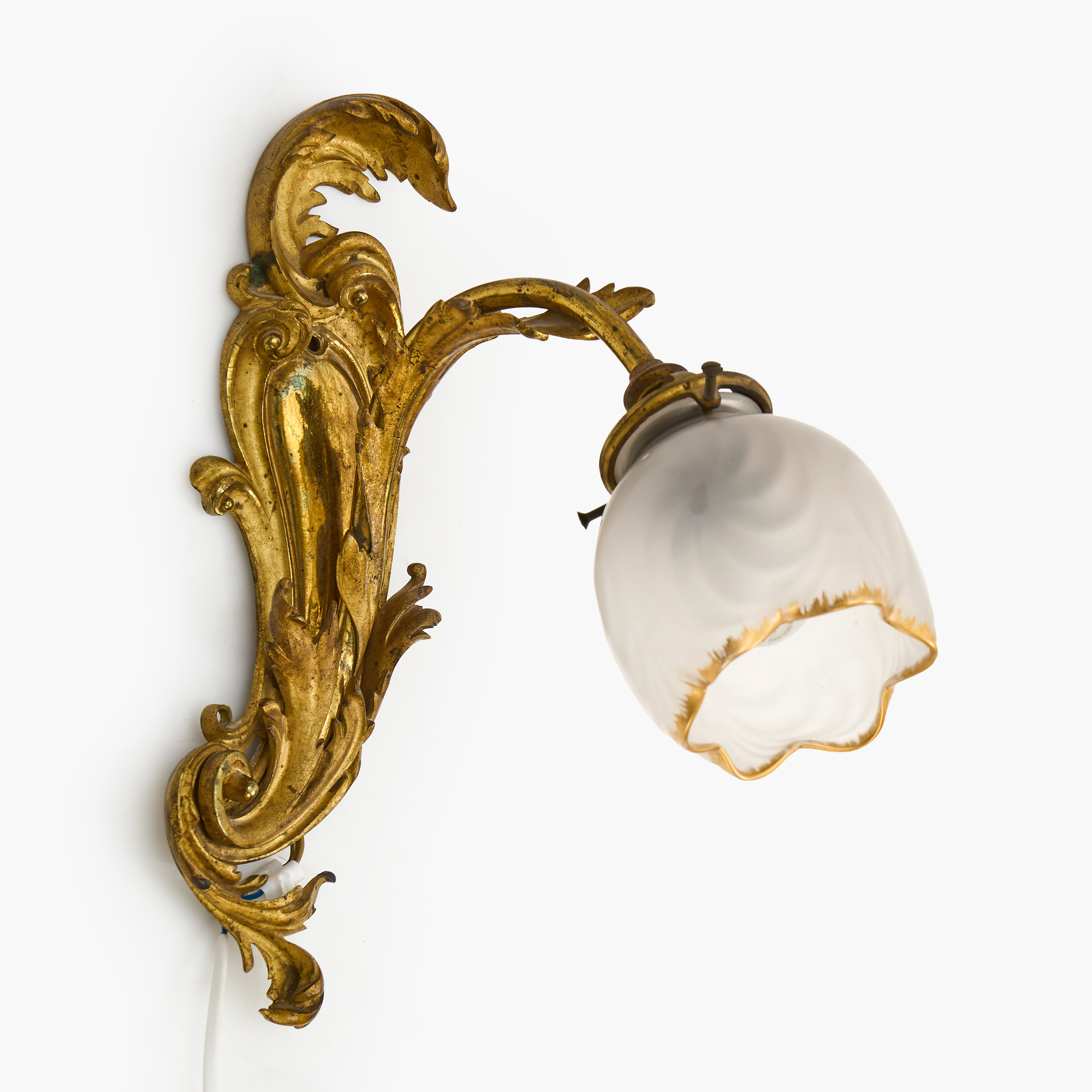 VÄGGLAMPA, rokokostil, tidigt 1900-tal, delvis förgylld och patinerad brons, kupa i glas, möjligen Frankrike.