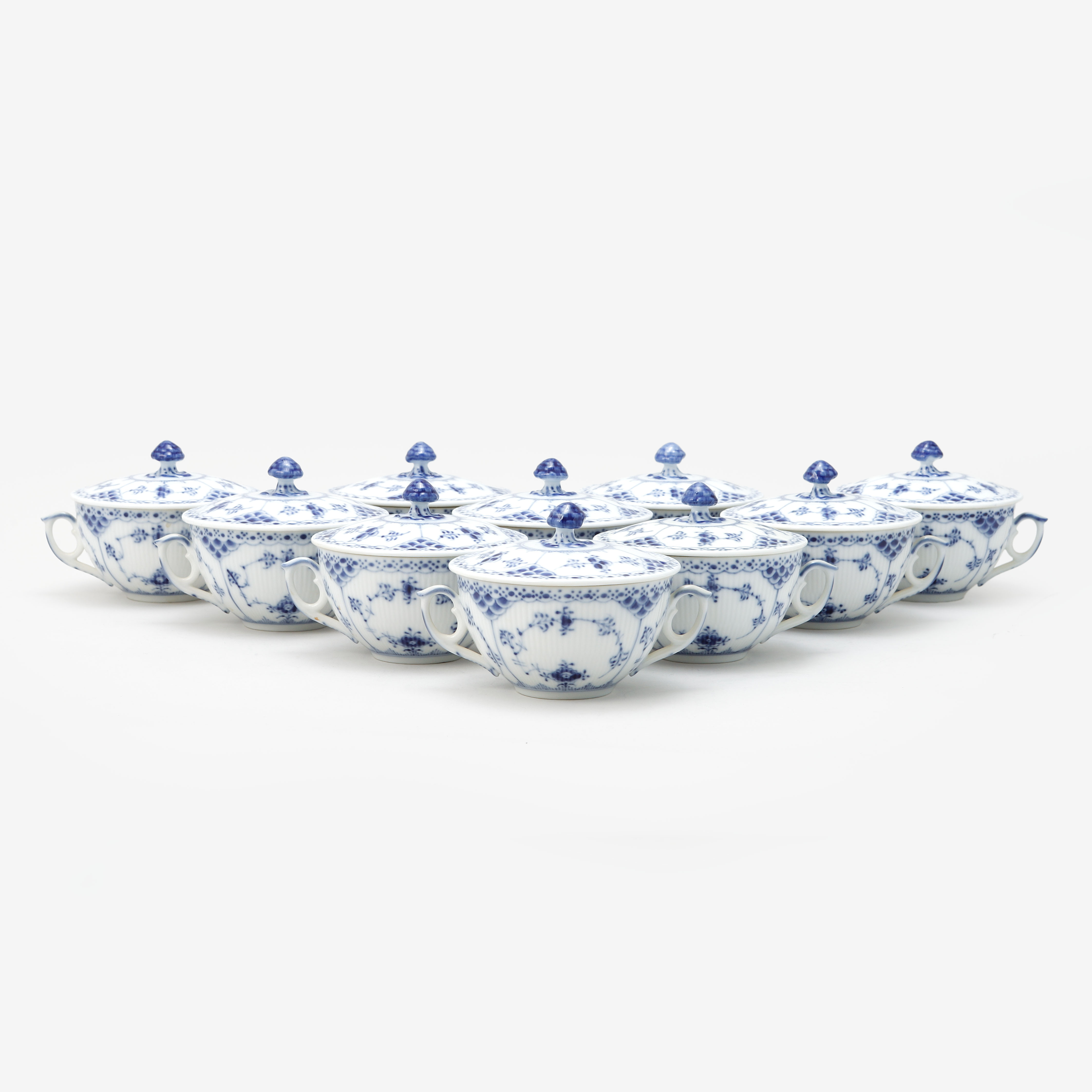 BULJONGKOPPAR MED LOCK, 12 stycken, porslin, "Musselmalet", Royal Copenhagen.