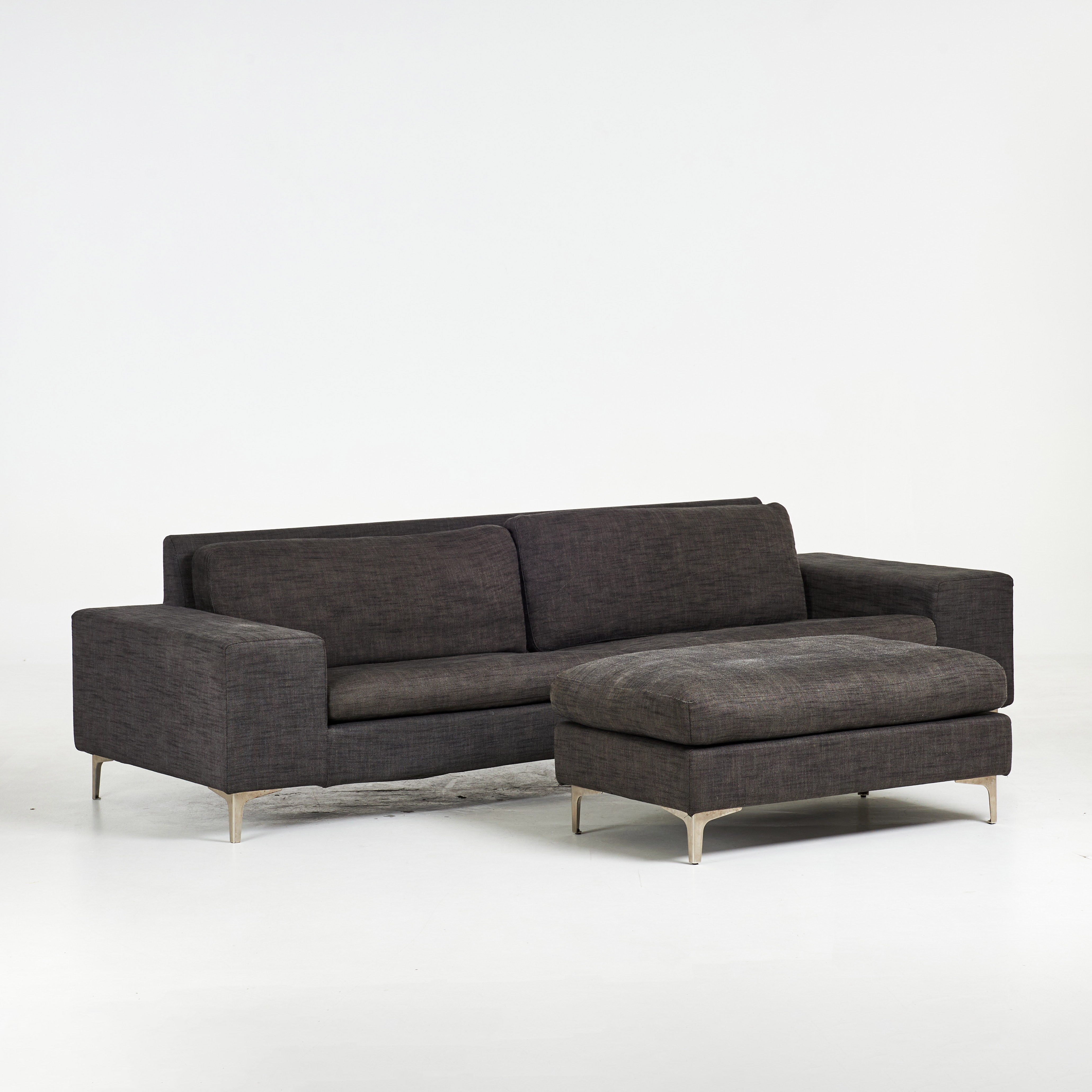 SØREN LUND. Soffa med fotpall, textilklädsel, lösa plymåer, kromade ben, etikettmärkt.