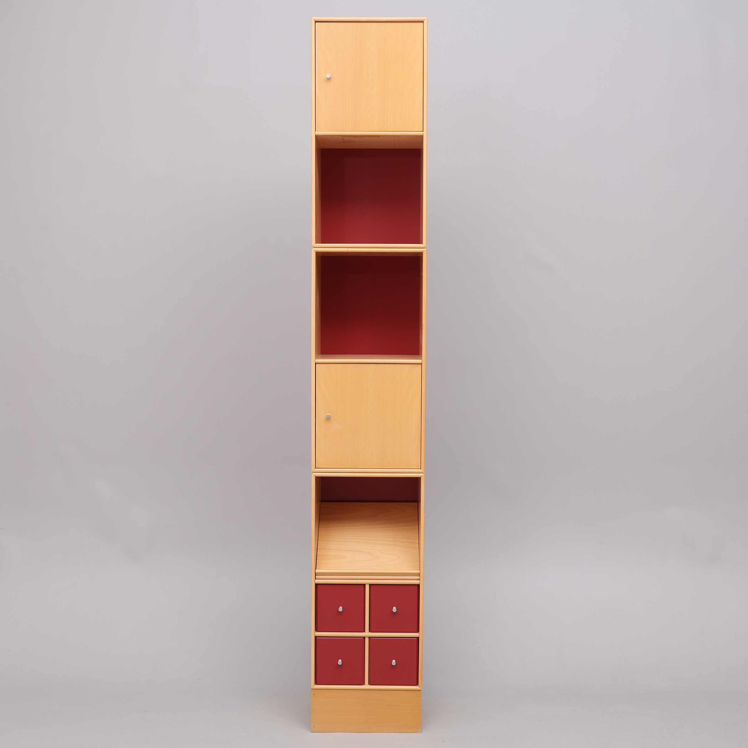 PETER J LASSEN. MODULHYLLA, TRE DELAR, MONTANA.