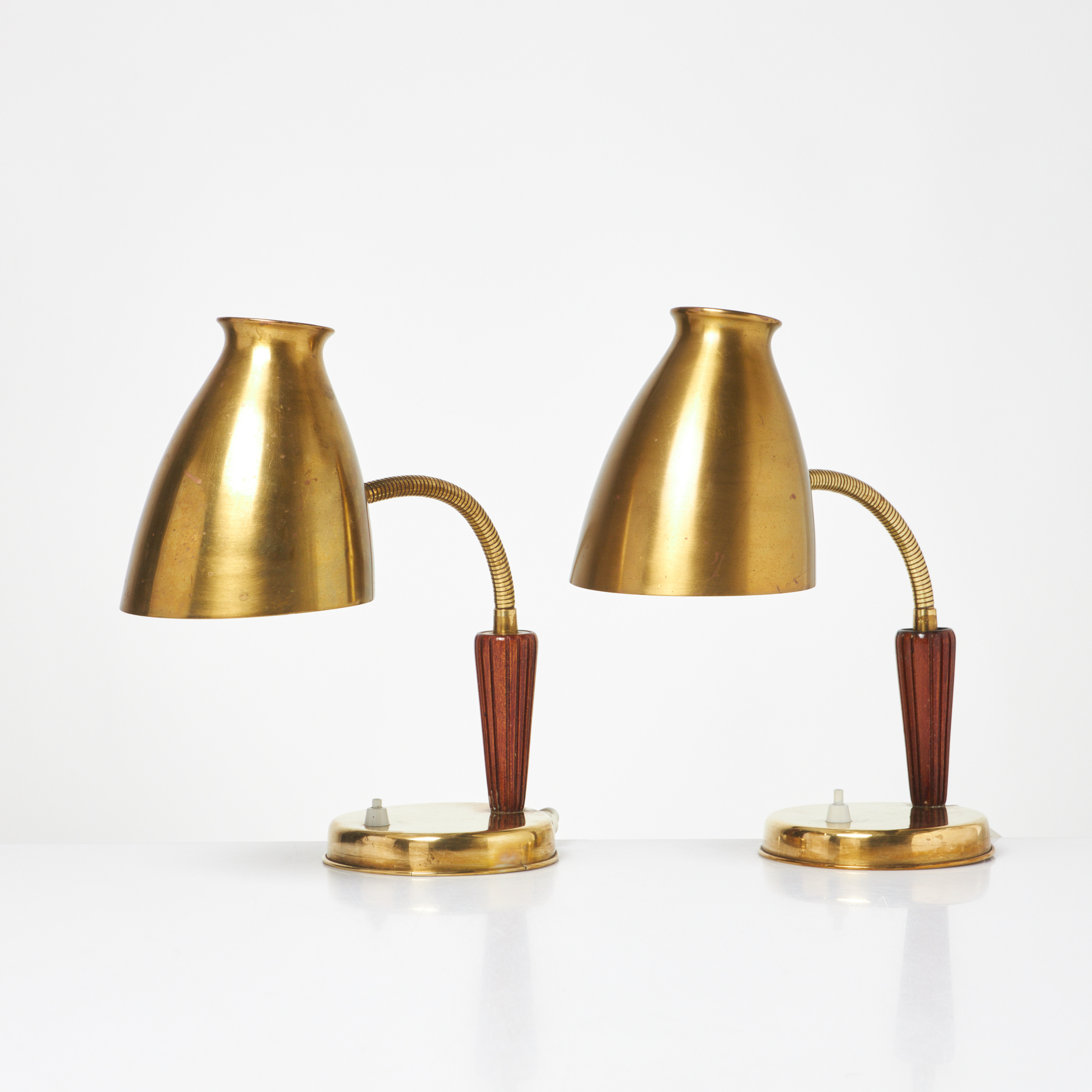 BORDSLAMPOR, 1 par, 1940-tal, mässing, teak, ställbar arm.