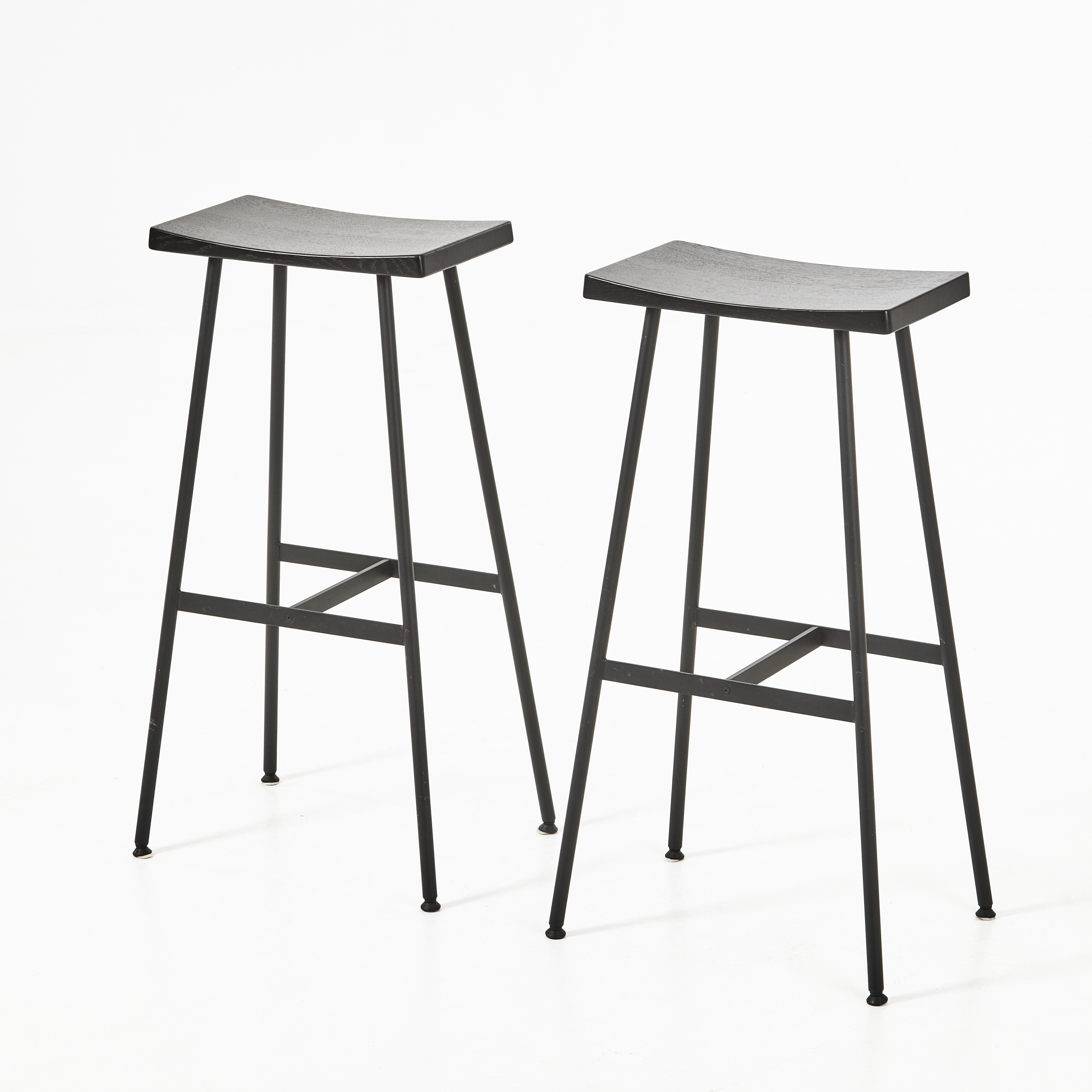 BARSTOLAR, ett par, trä- svartmålad ek, stomme i metall.