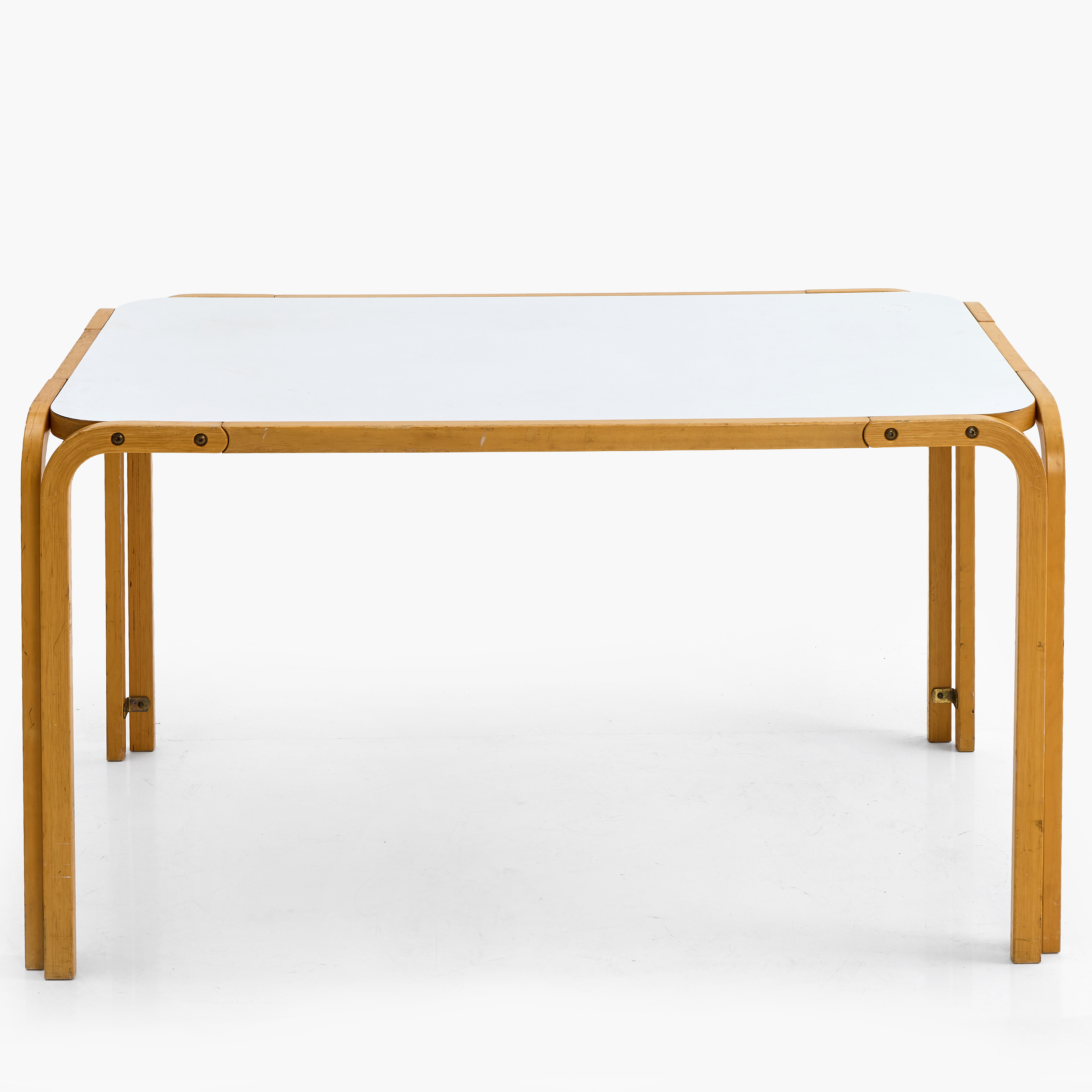 KARI ASIKAINEN (FÖDD 1939). Matbord, ben i formpressad björk, skiva med vitt laminat, Finland, 1960/70-tal.
