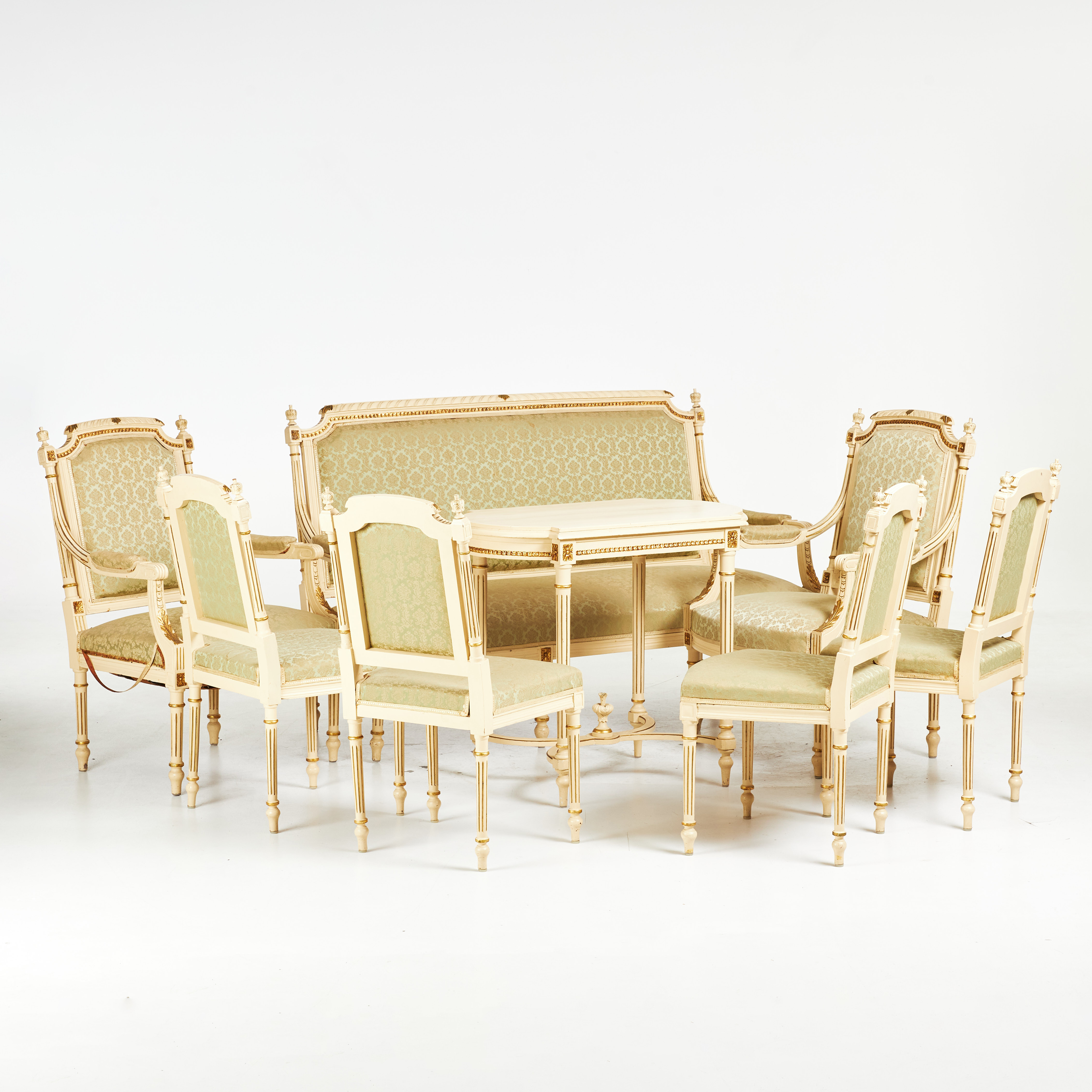 SALONGSGRUPP. 8 delar, gustaviansk stil, bemålade och kannelerade stommar, förgyllda detaljer, textilklädsel.