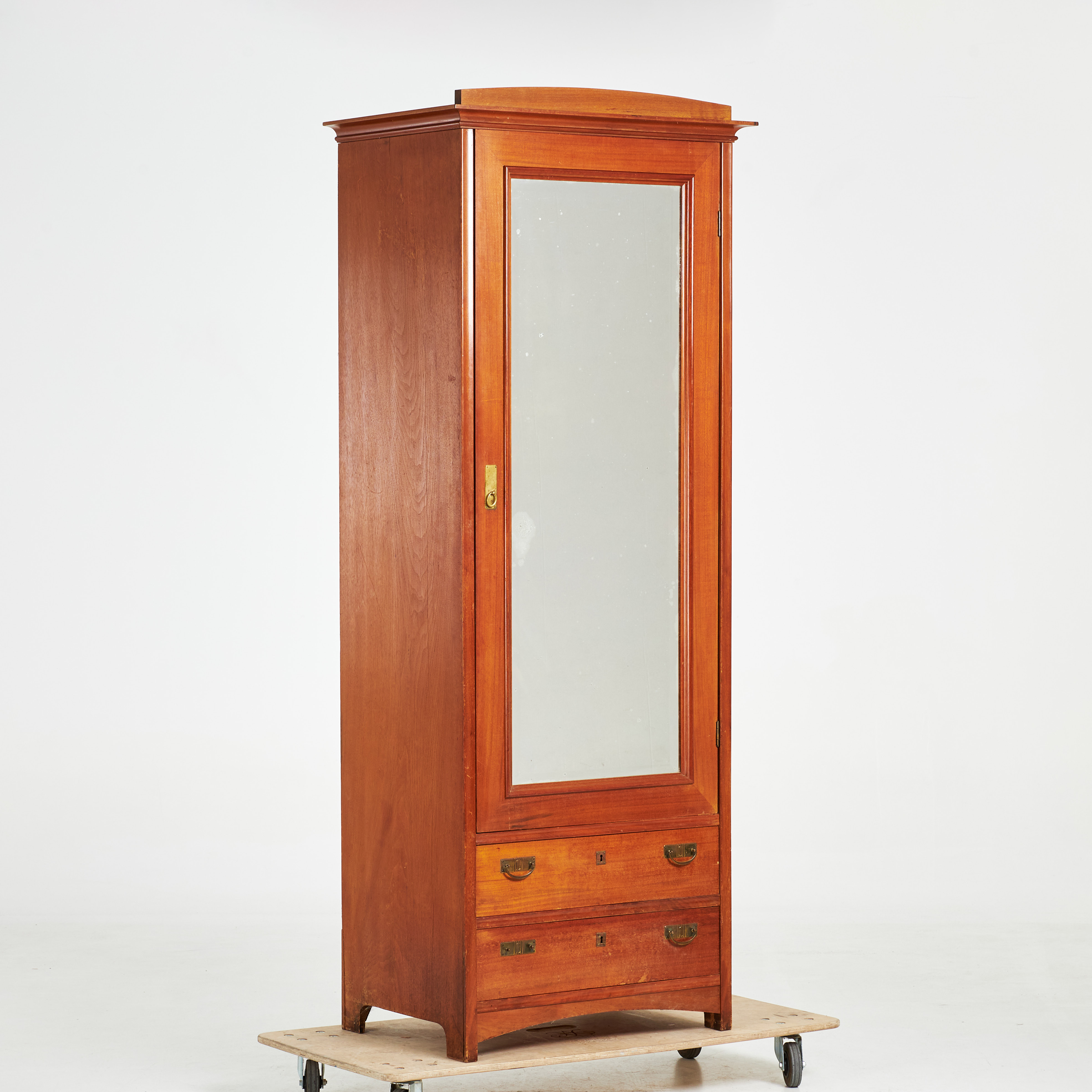 KLÄDSKÅP. Jugend, 1900-talets början, mahognyfanér, metallbeslag, spegeldörr.