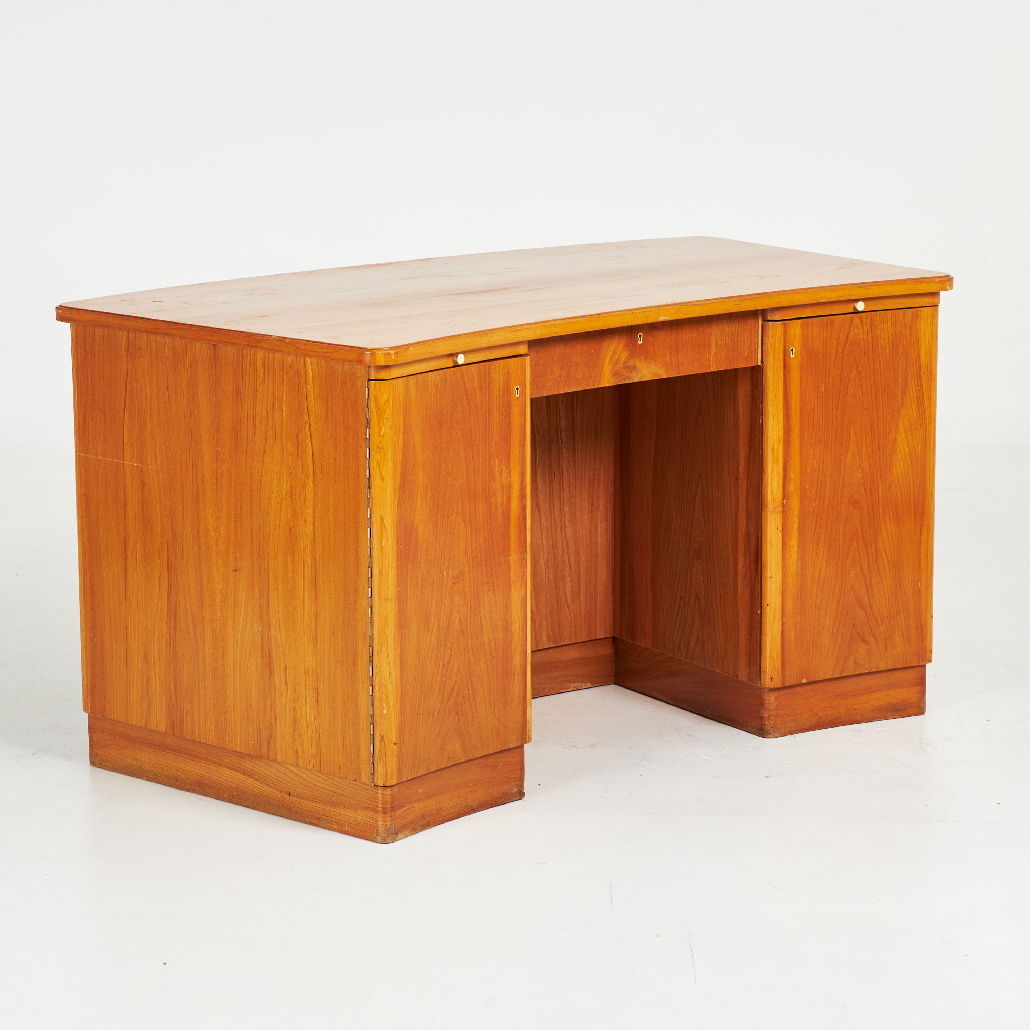 SKRIVBORD. 1900-talets andra hälft, askfanér, sväng modell.