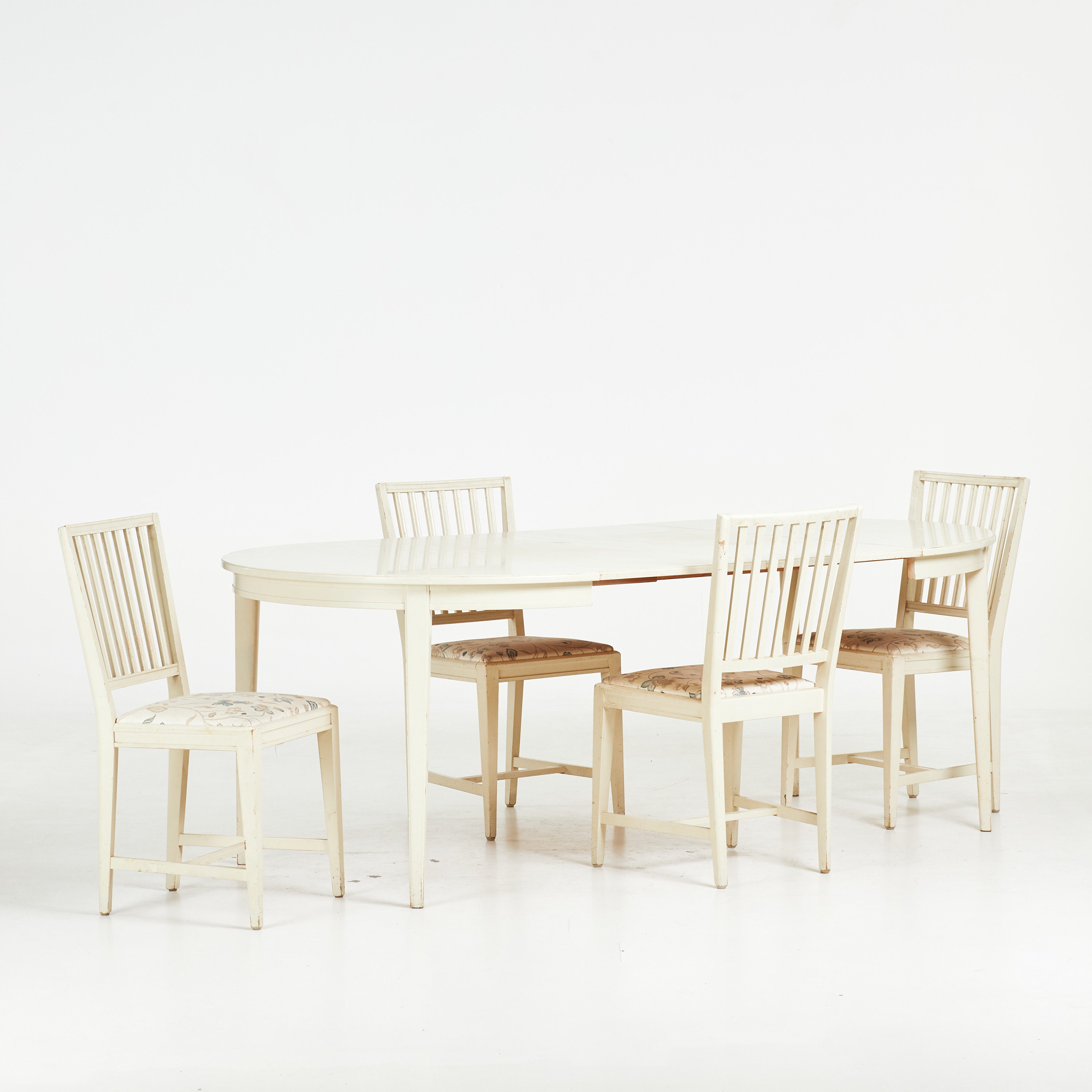 MATGRUPP, 1900-talets andra hälft, med 4 stolar av Leksand-modell, runt bord med dubbla iläggsskivor.