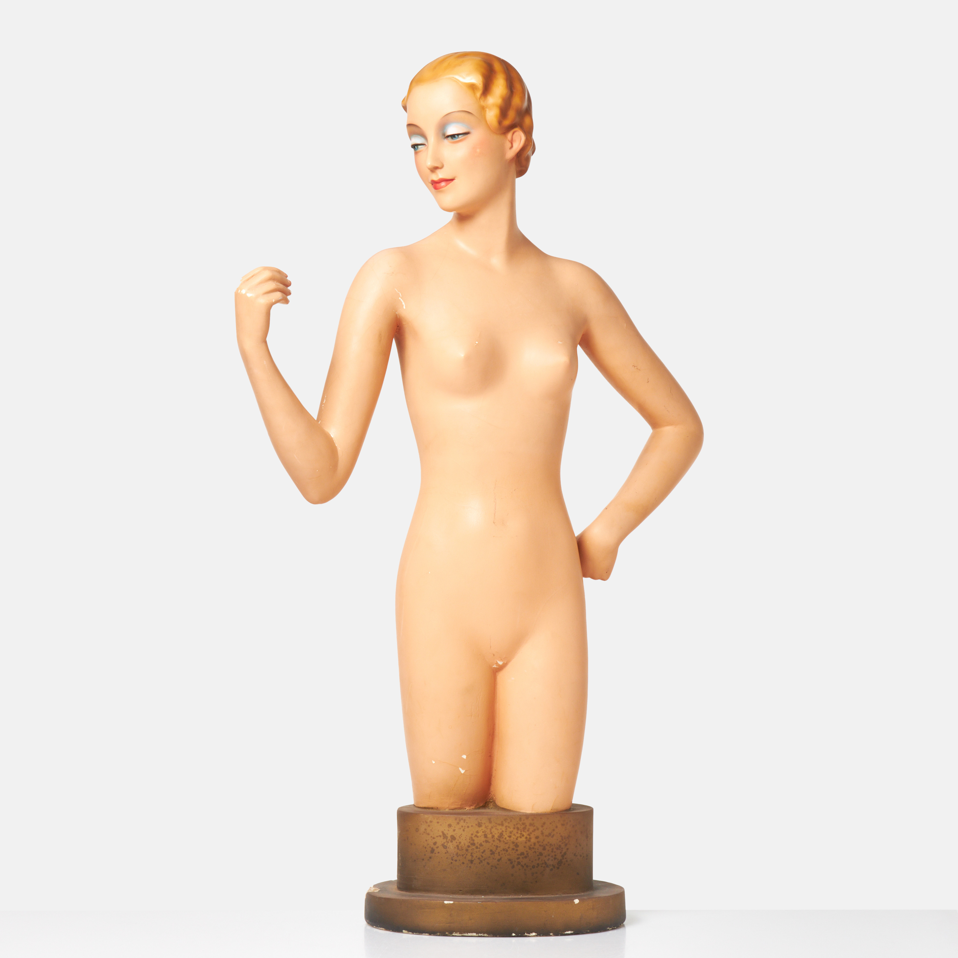 SKULPTUR/SKYLTDOCKA. Bemålad, på sockel.