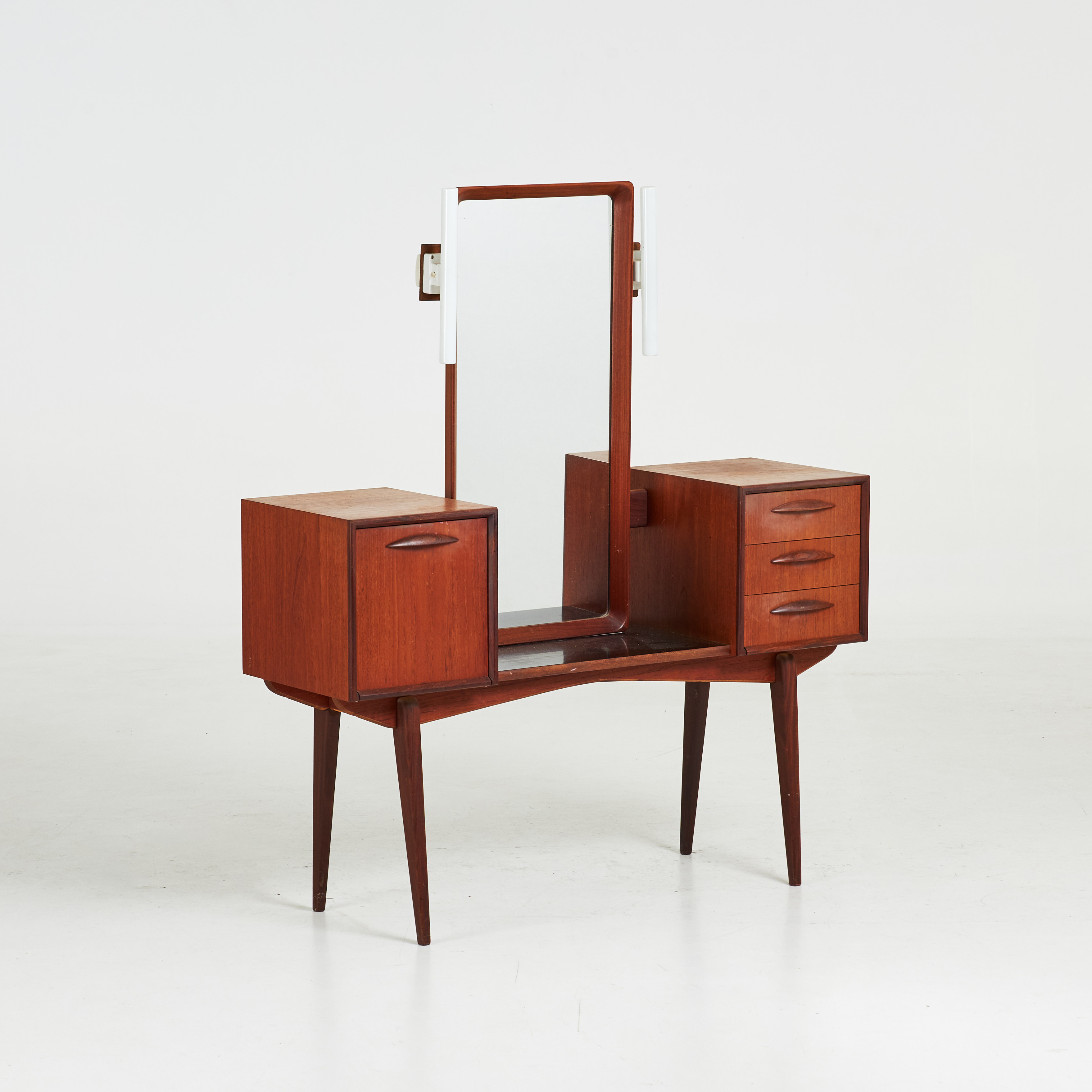 SVANTE SKOGH. Sminkbord, modell 315, teak, 1950/60-tal, Aktiebolaget Slutarps Möbelindustri, med belysning.