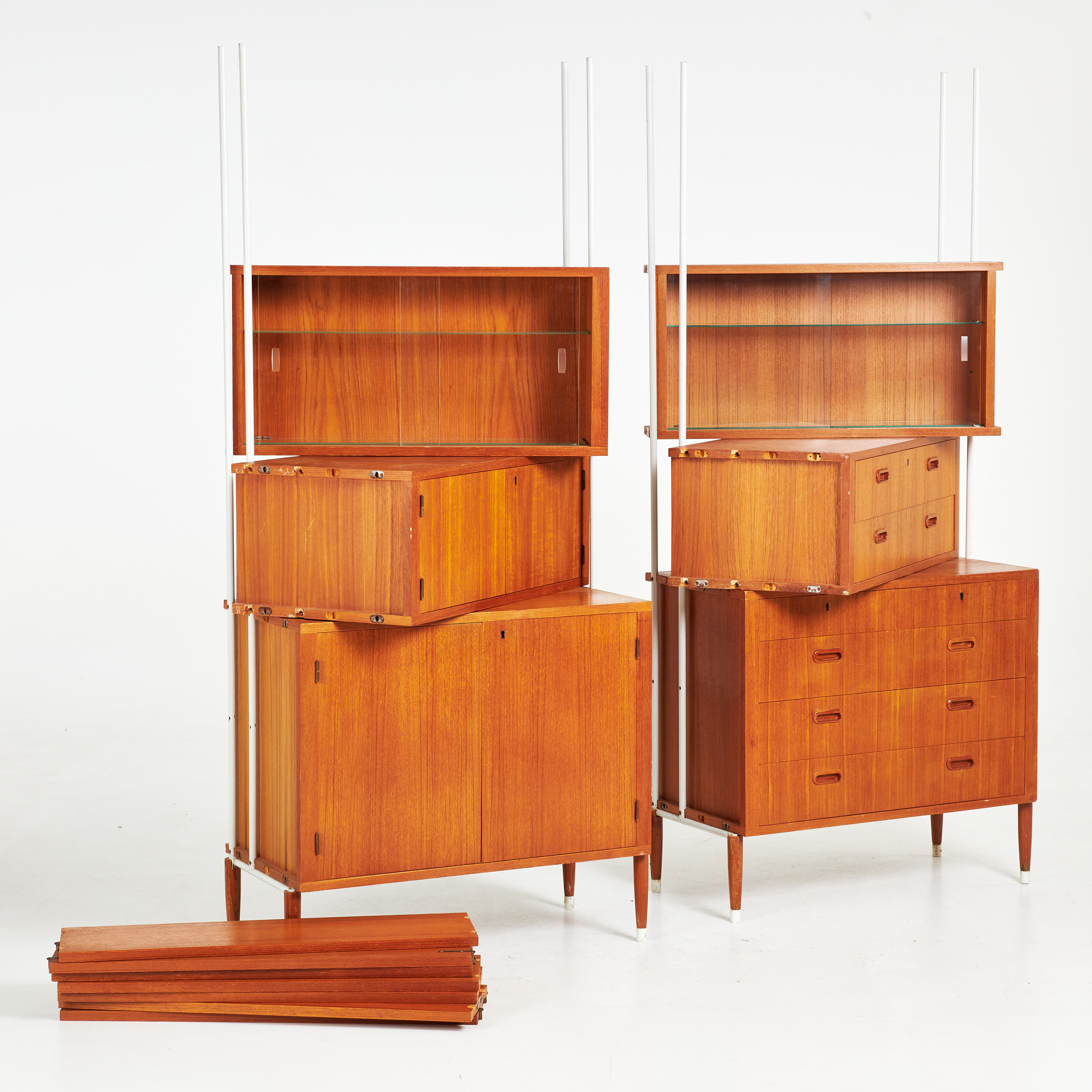 BOKHYLLA, teak, 3-delad med flyttbara skåp och hyllor, vitlackerade metallstommar, 1900-talets senare hälft.