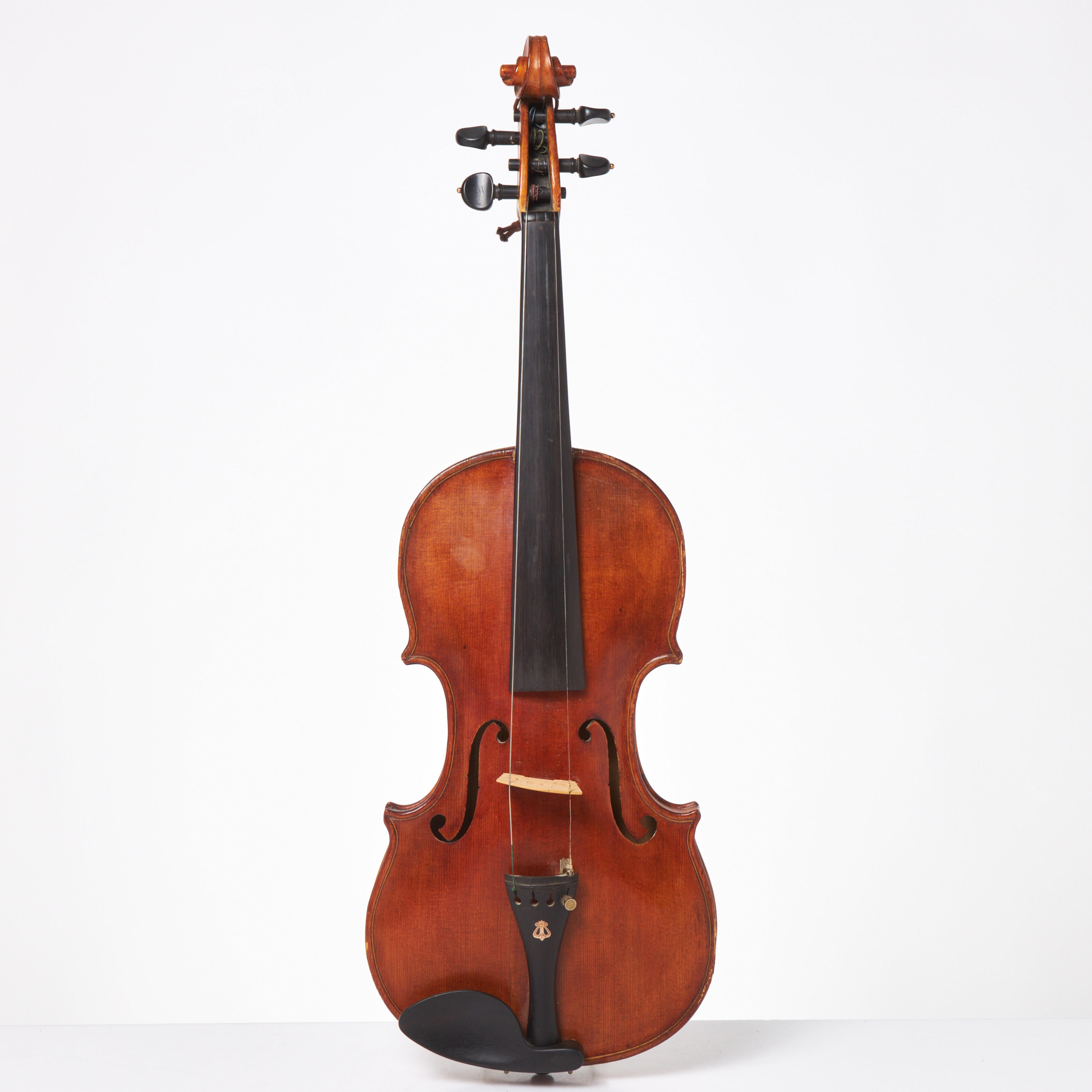 VIOLIN. Omarbetad 1930, etikett, tvådelat lock i gran, sarg bakstycke flammig lönn, snäcka lönn.