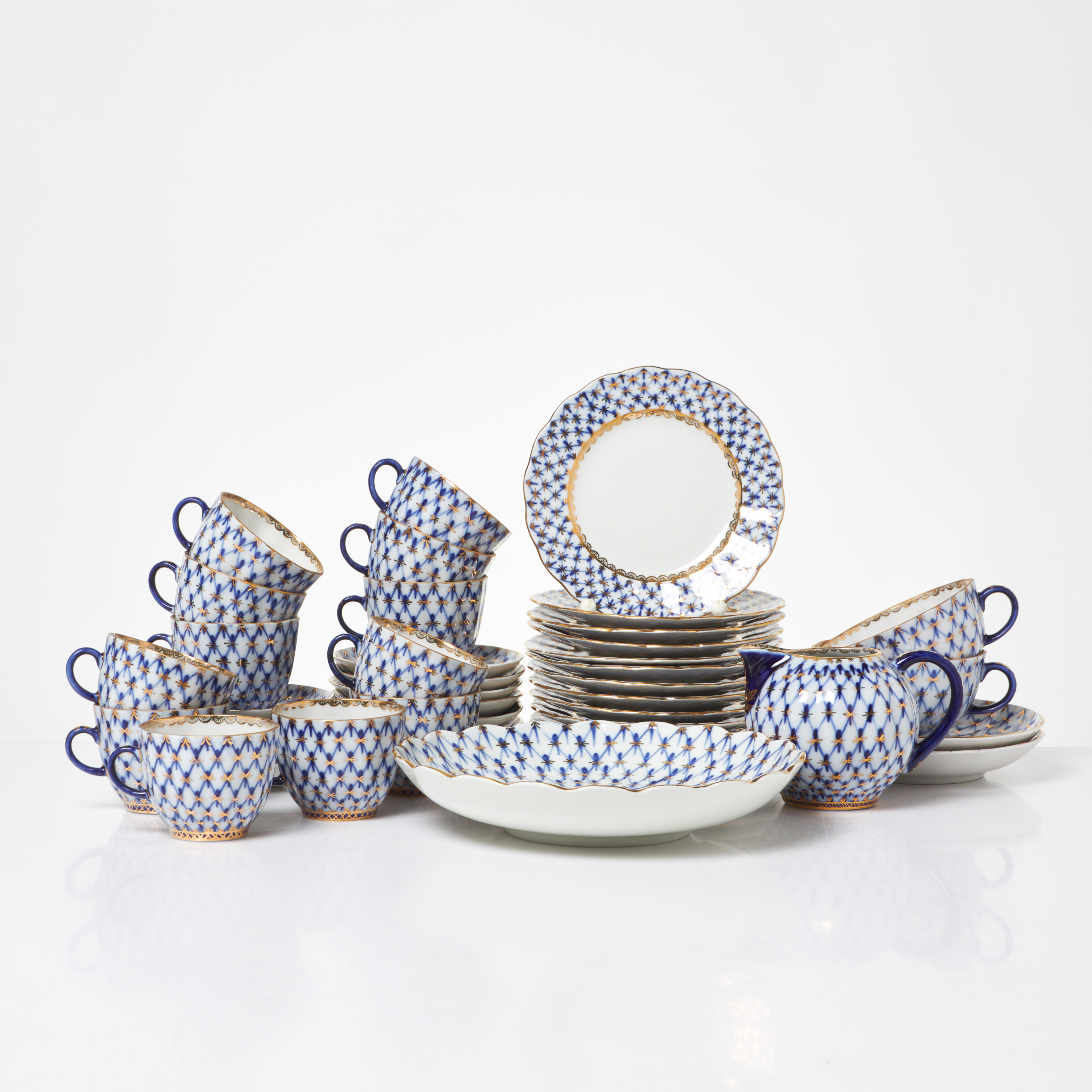 SERVIS. 28 dlr, Lomonosov, "Cobalt Net", porslin, rutmönstrade i blått med dekor i guld, märkta Made In USSR.