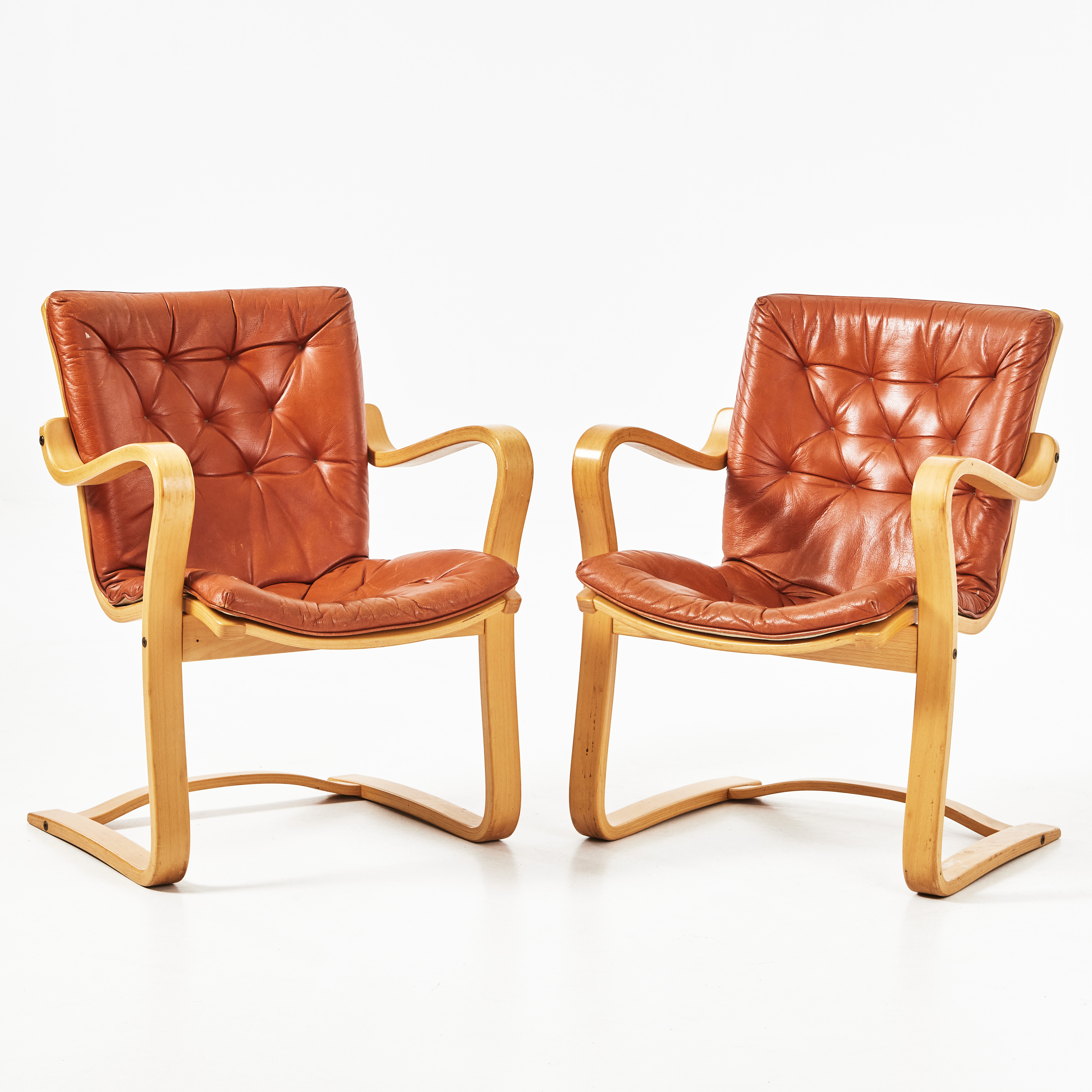 GUSTAV AXEL BERG. Fåtöljer, 1 par, Bröderna Andersson, Ekenässjön, 1900-talet andra hälft. stommar i formböjd bok, klädsel brunt läder.