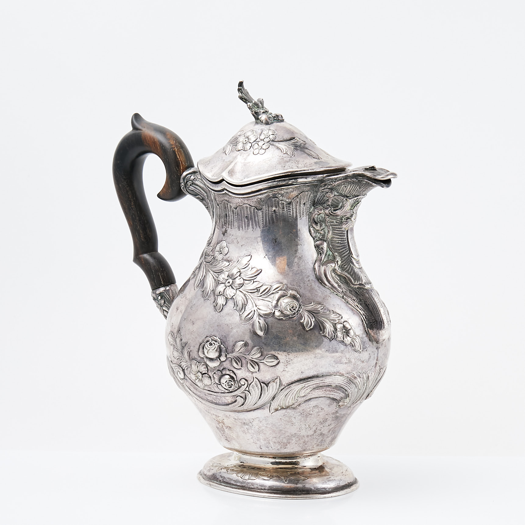 KANNA. silver, importstämpel, dekor med bladverk och blommor, handtag i trä.