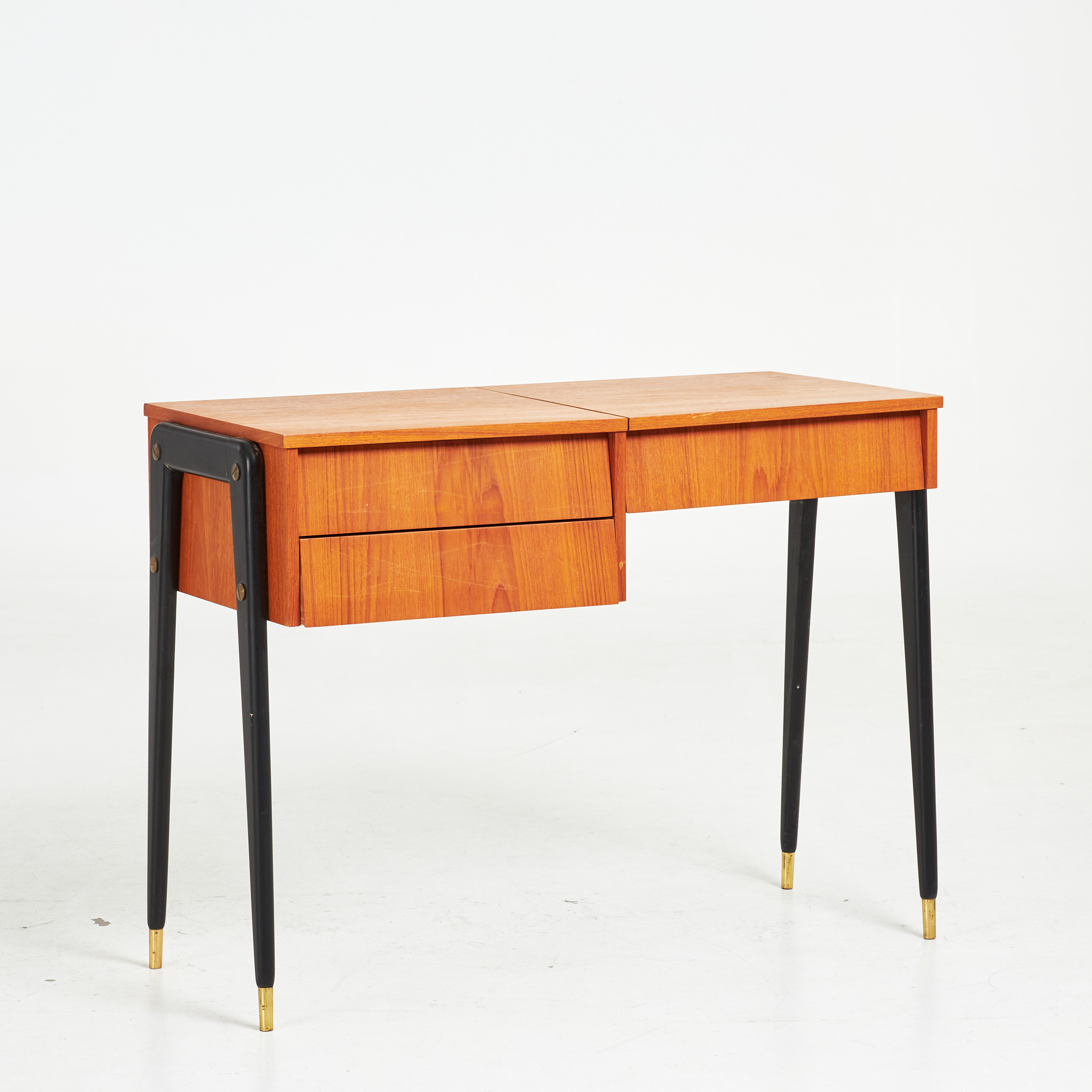 SMINKBORD, 1950/60-tal, fanerad i teak, ben bemålade i svart med mässingsfötter, uppfällbar spegel samt två lådor.