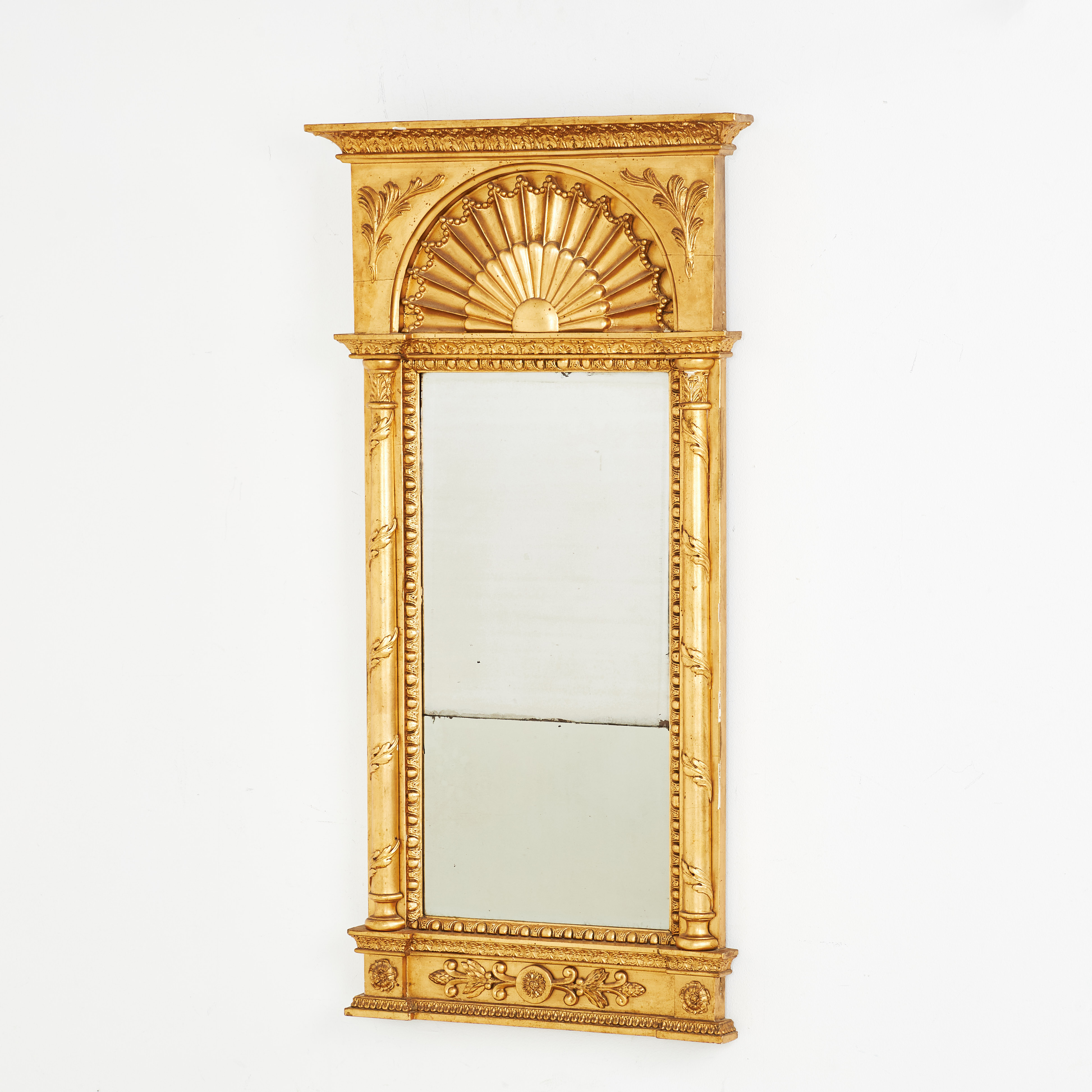 SPEGEL, empire, 1800-tal, förgylld, krön med solfjäderdekor, spegelglas flankerat av kolonner, tvådelat glas.