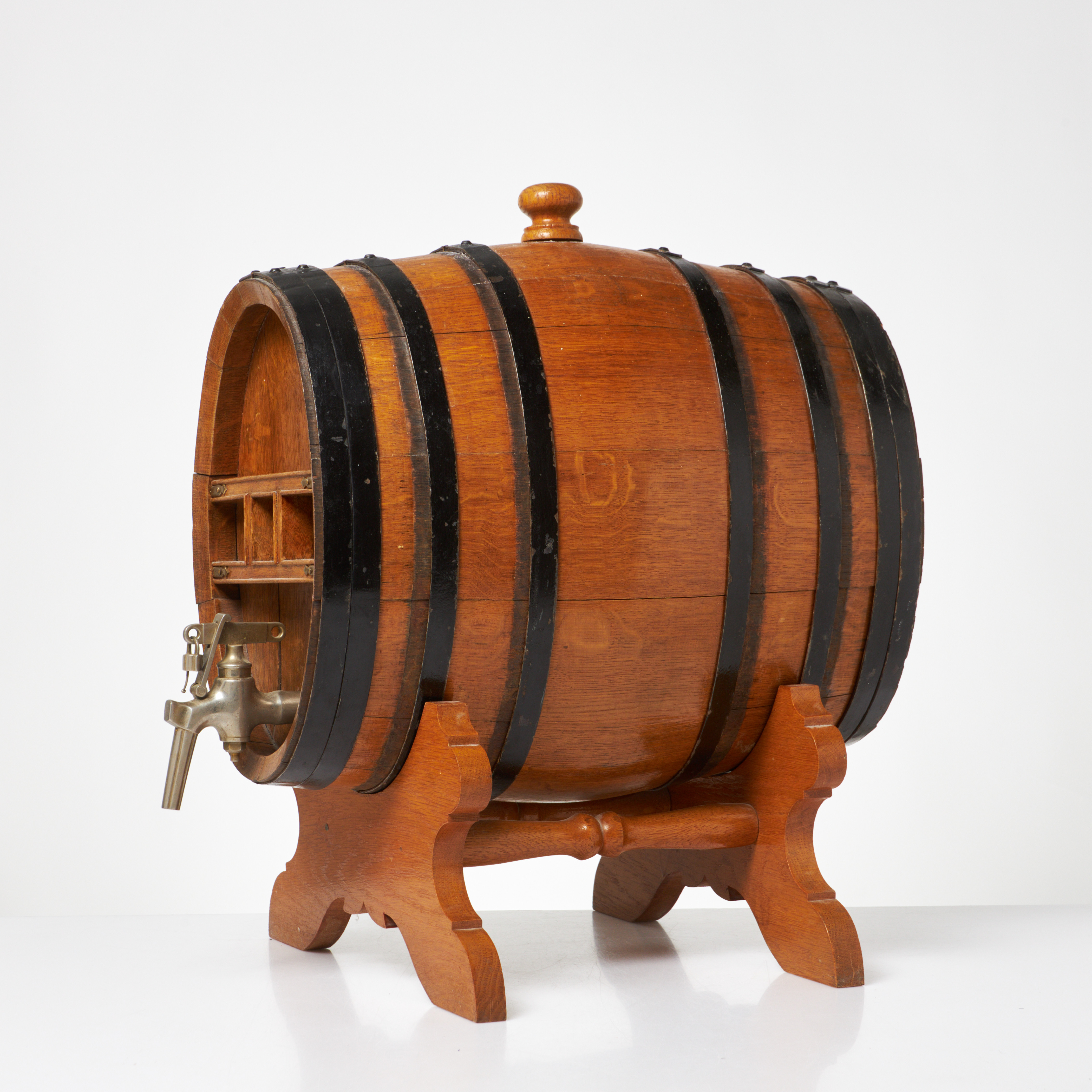 ÖLTUNNA, 1900-talets andra hälft, ek samt metall, med tappkran, på ställ.