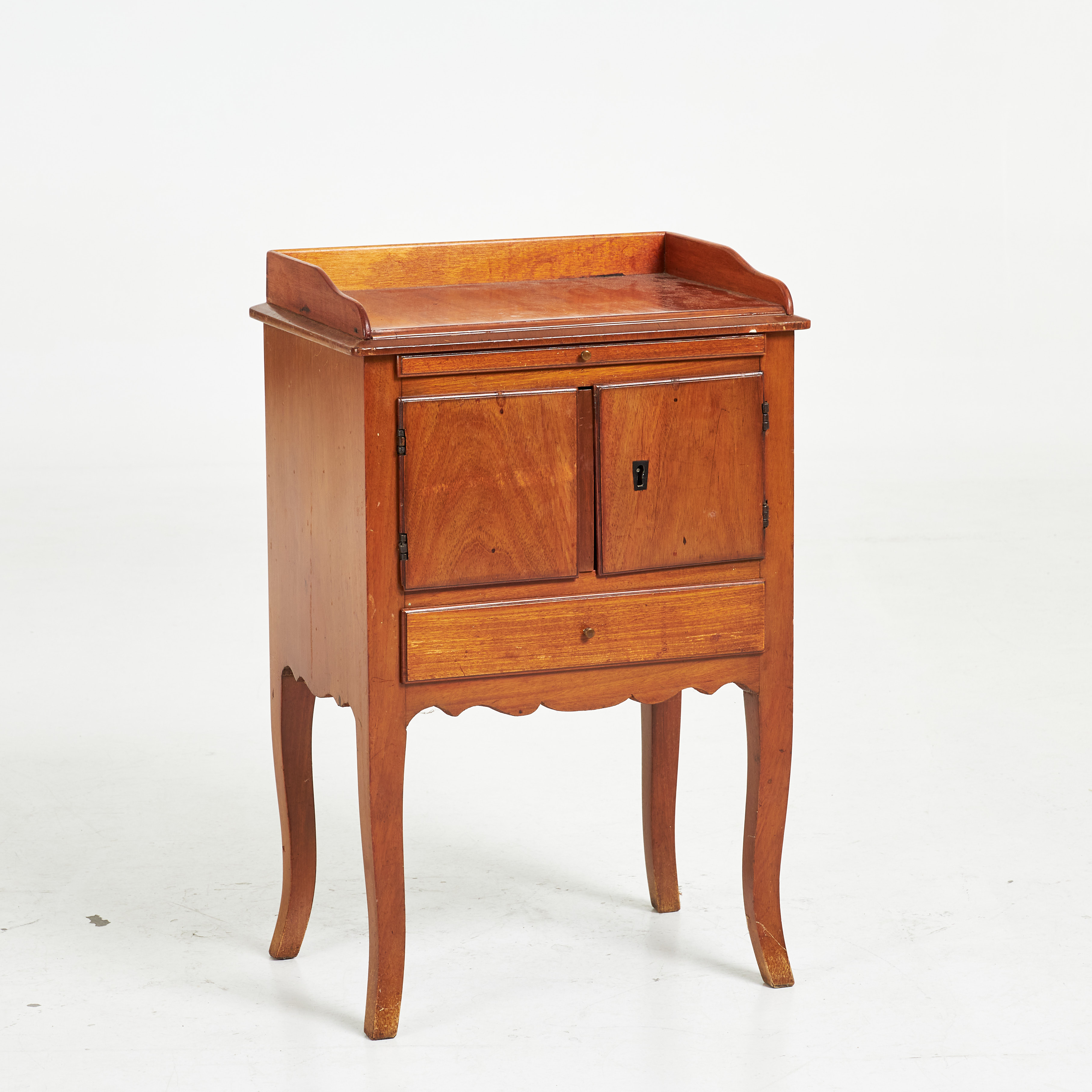 POTTSKÅP, 1800-tal, rokokostil, fanerad i mahogny, mässingsknoppar, upptill med sarg, pardörr samt låda.