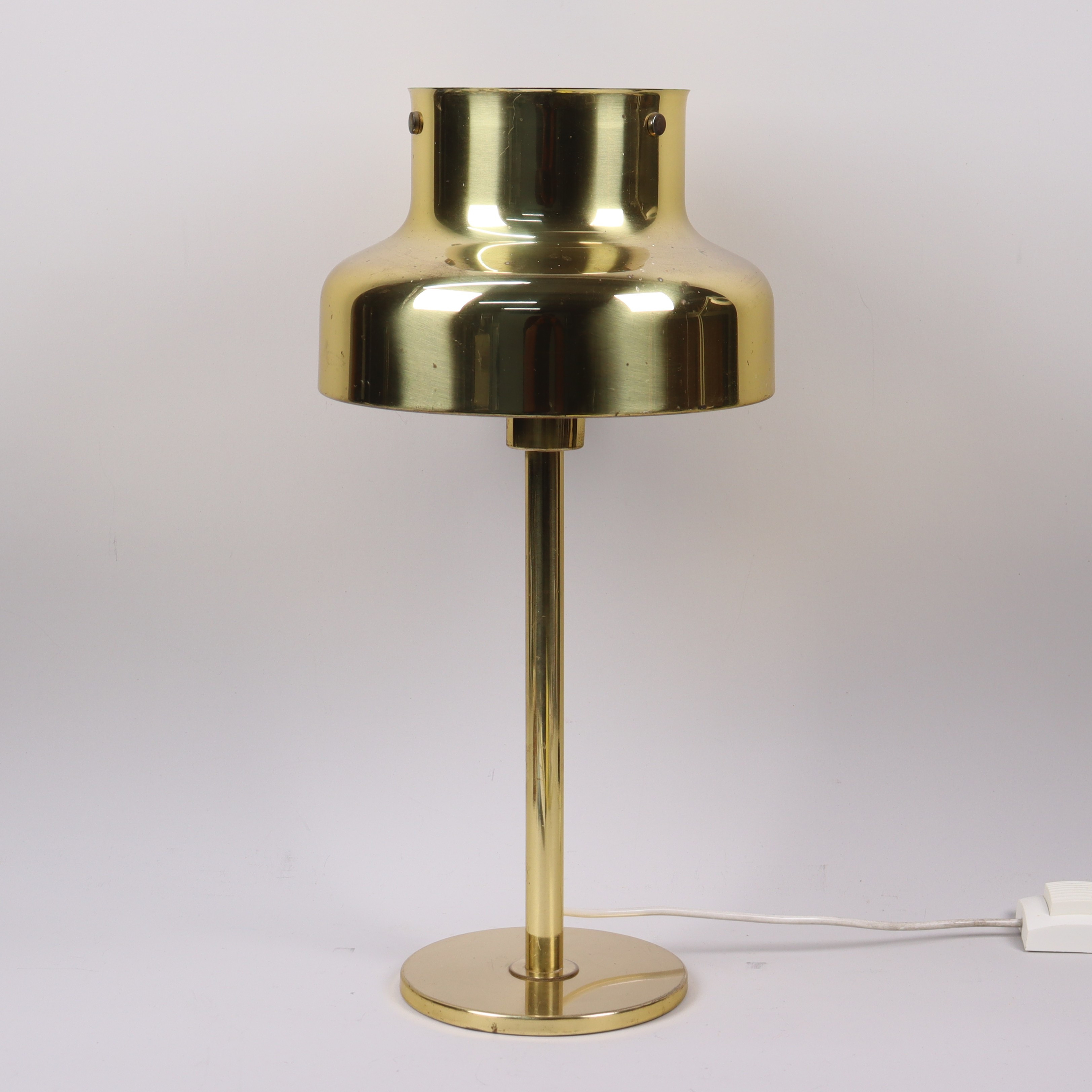 ANDERS PEHRSON. "Bumling", bordslampa i mässing, Ateljé Lyktan, Åhus, 1900-talets andra hälft.