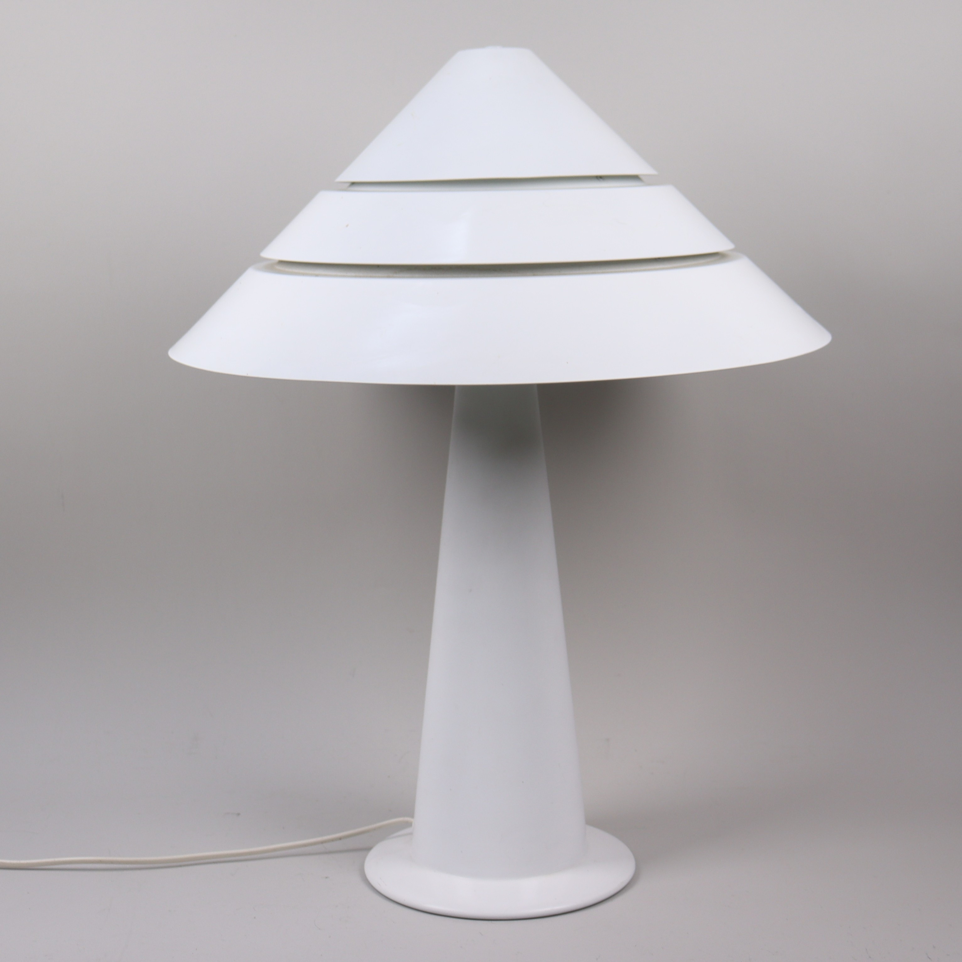 HANS-AGNE JAKOBSSON. Bordslampa, modell B 303, vitlackerad aluminium, 1900-talets andra hälft.