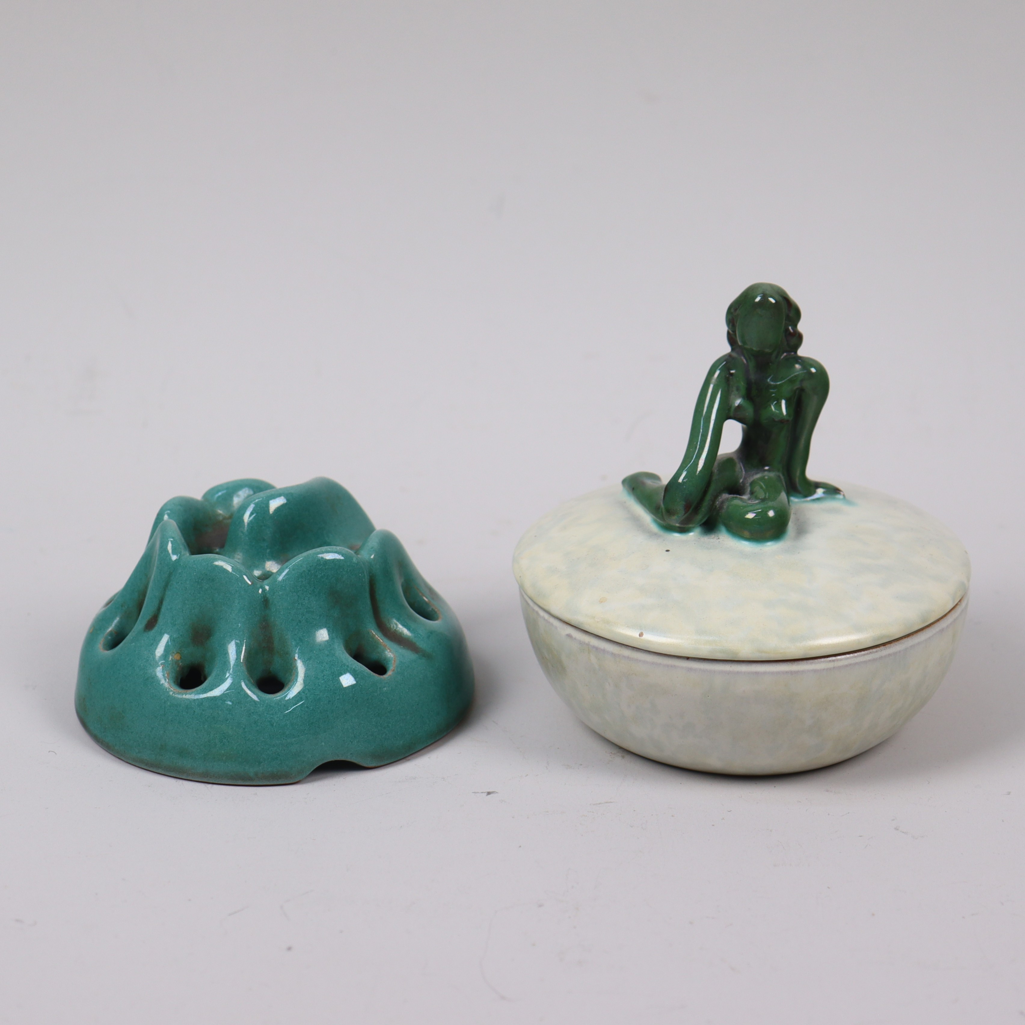 Upsala-Ekeby, lockask med figurin samt blomsteruppsats, 1930-tal.