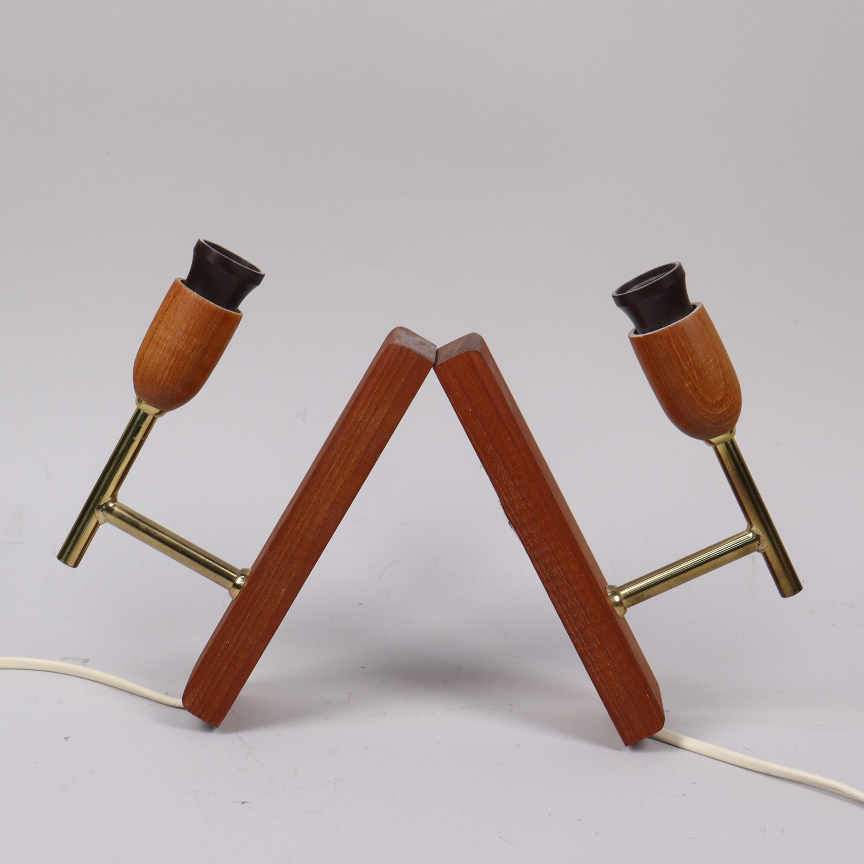 VÄGGLAMPETTER, teak/mässing, 1900-talets mitt, 1 par.