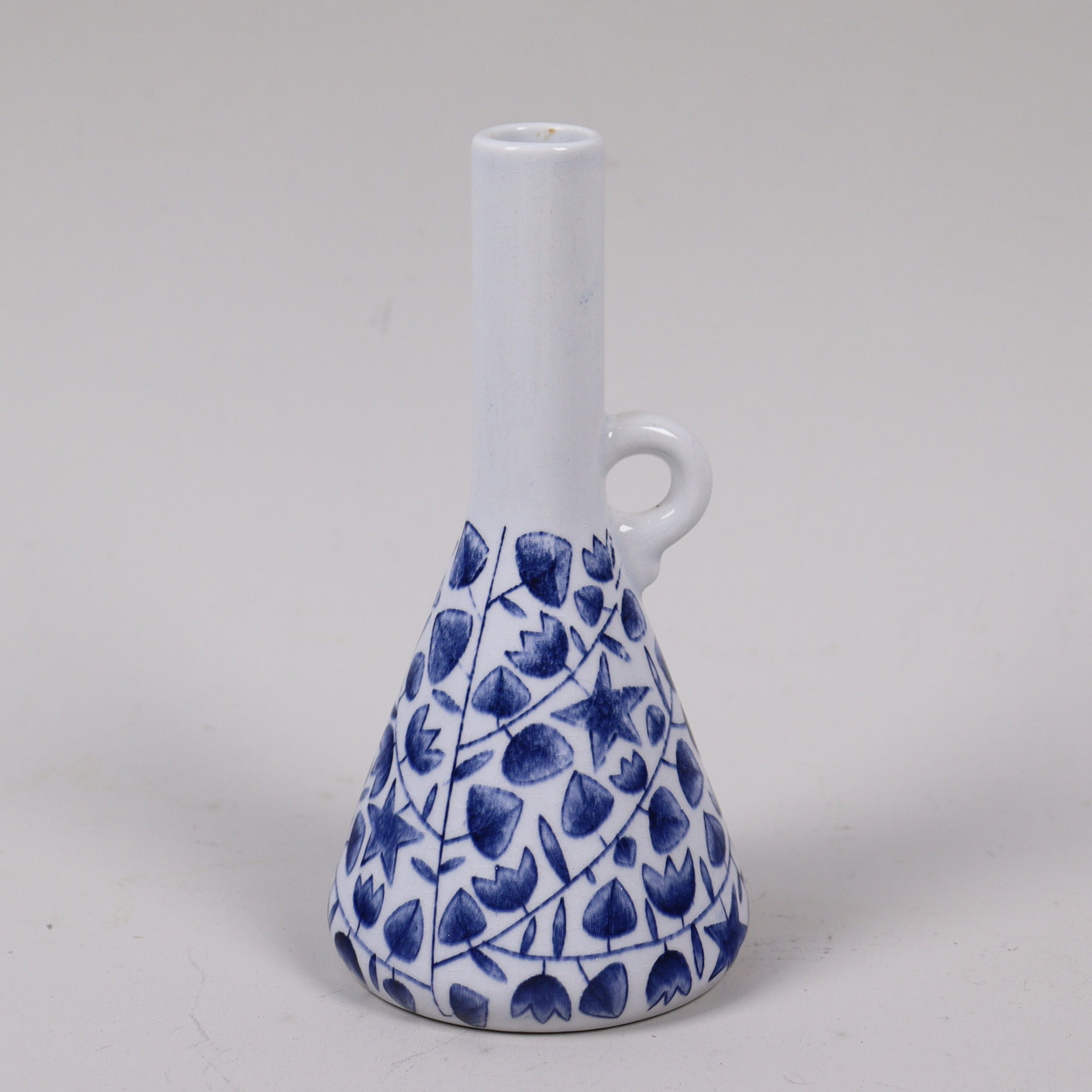 MARIANNE WESTMAN. hänkelvas, ur serien "Inga-Lill", flintgods, Rörstrand, 1950-tal.