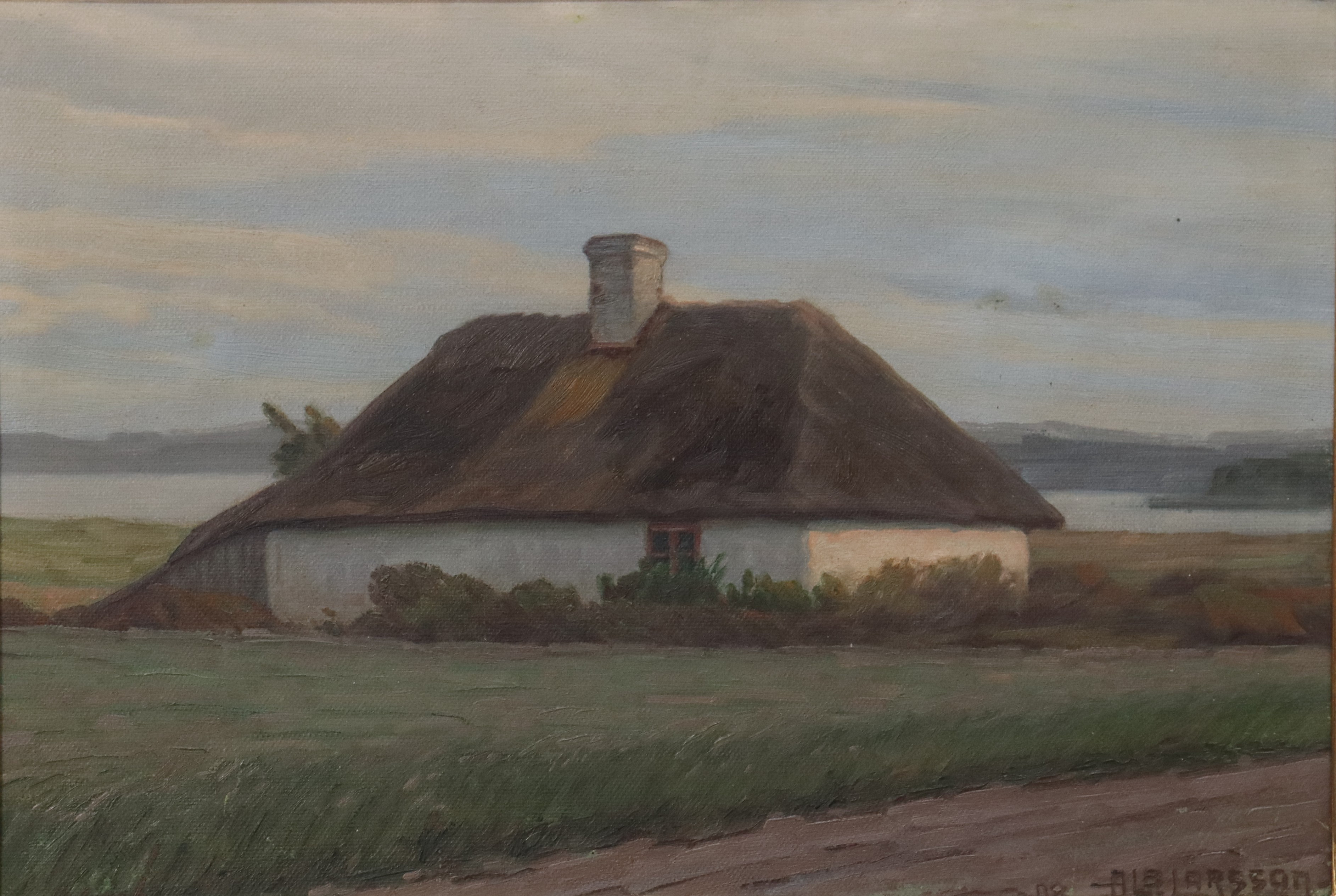 ALBERT LARSSON (SVERIGE, 1869-1952). olja på duk, äldre hus vid vatten.