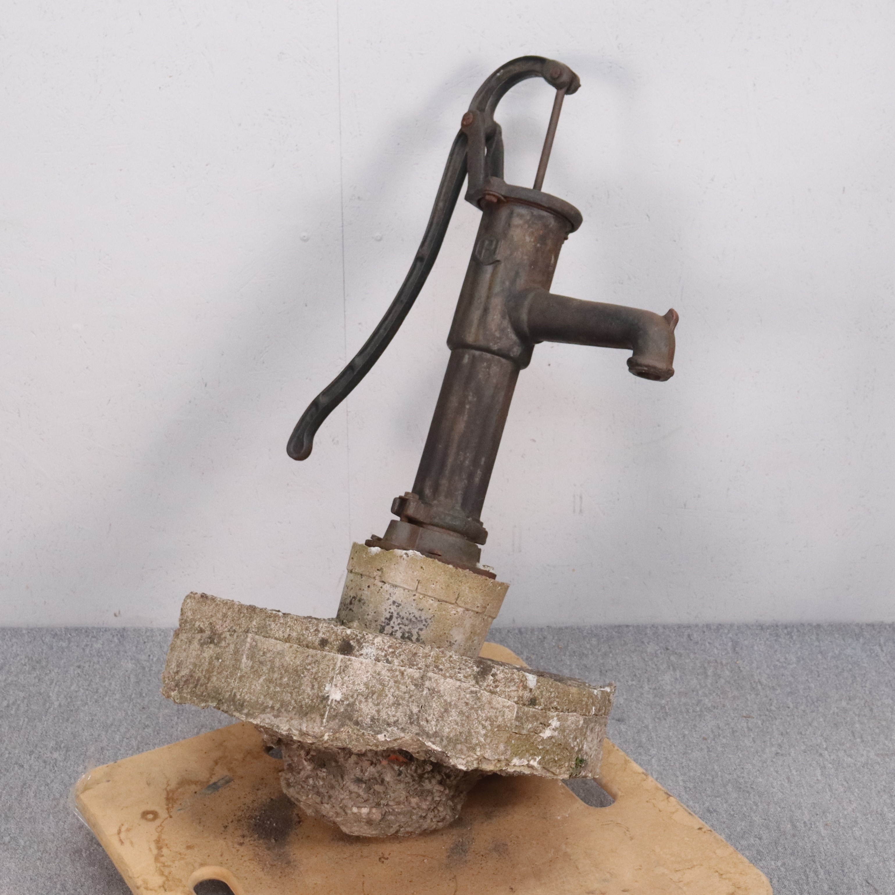 GÅRDS /VATTENPUMP, gjutjärn med betongfundament.