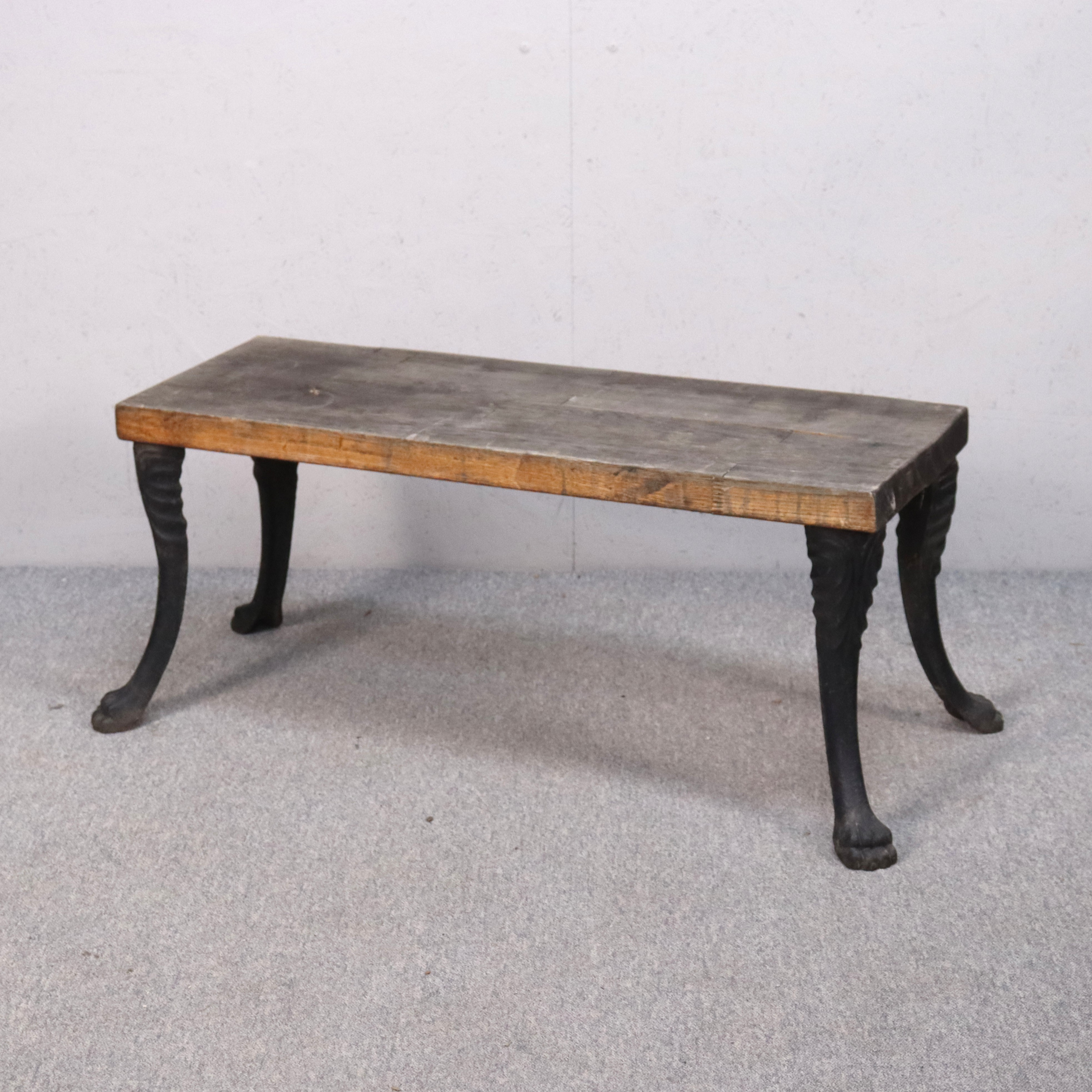 BÄNK, stavlimmad sits med gjutjärnsben.