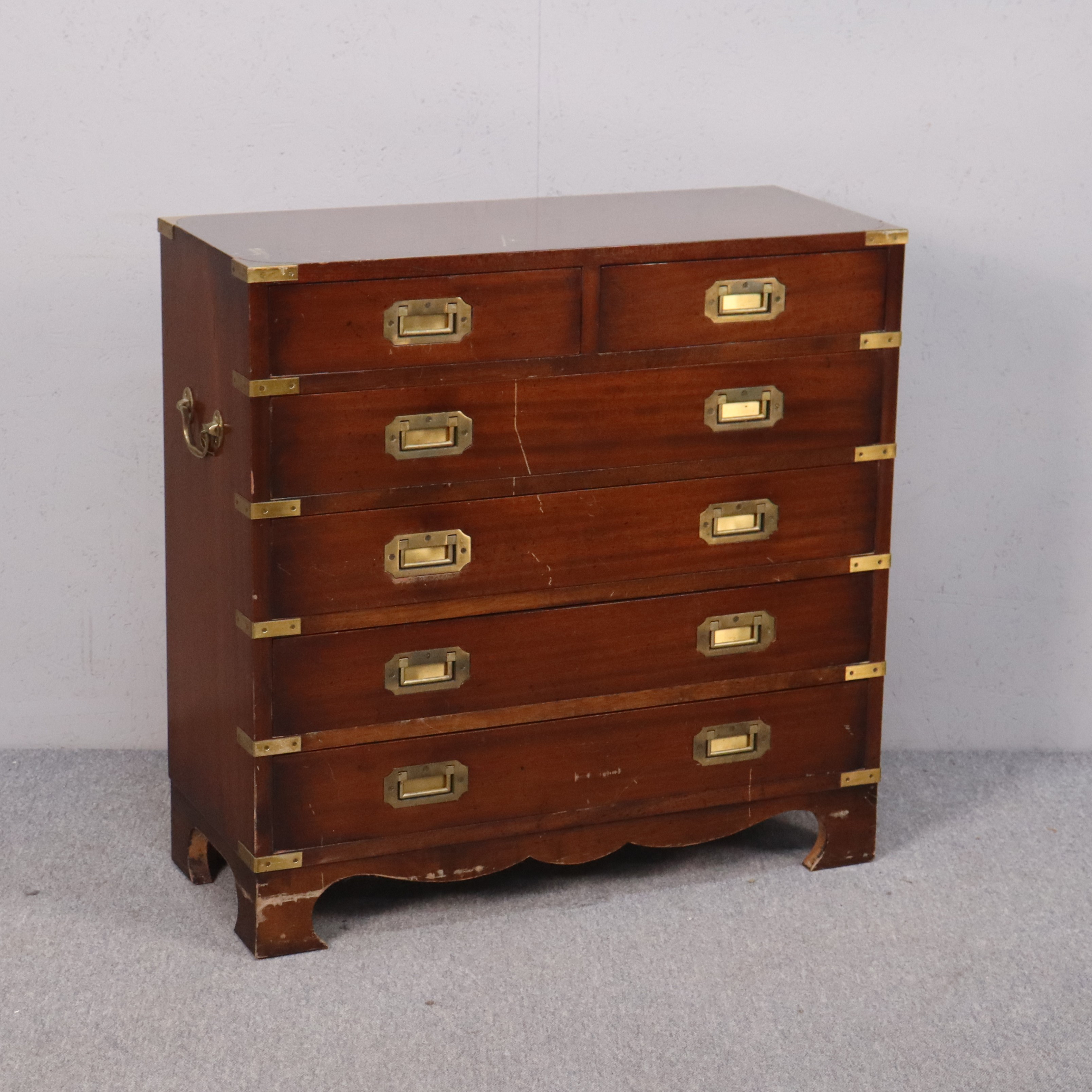 BYRÅ, mahogny, mässing, engelsk stil (campaign style), 1900-tal.