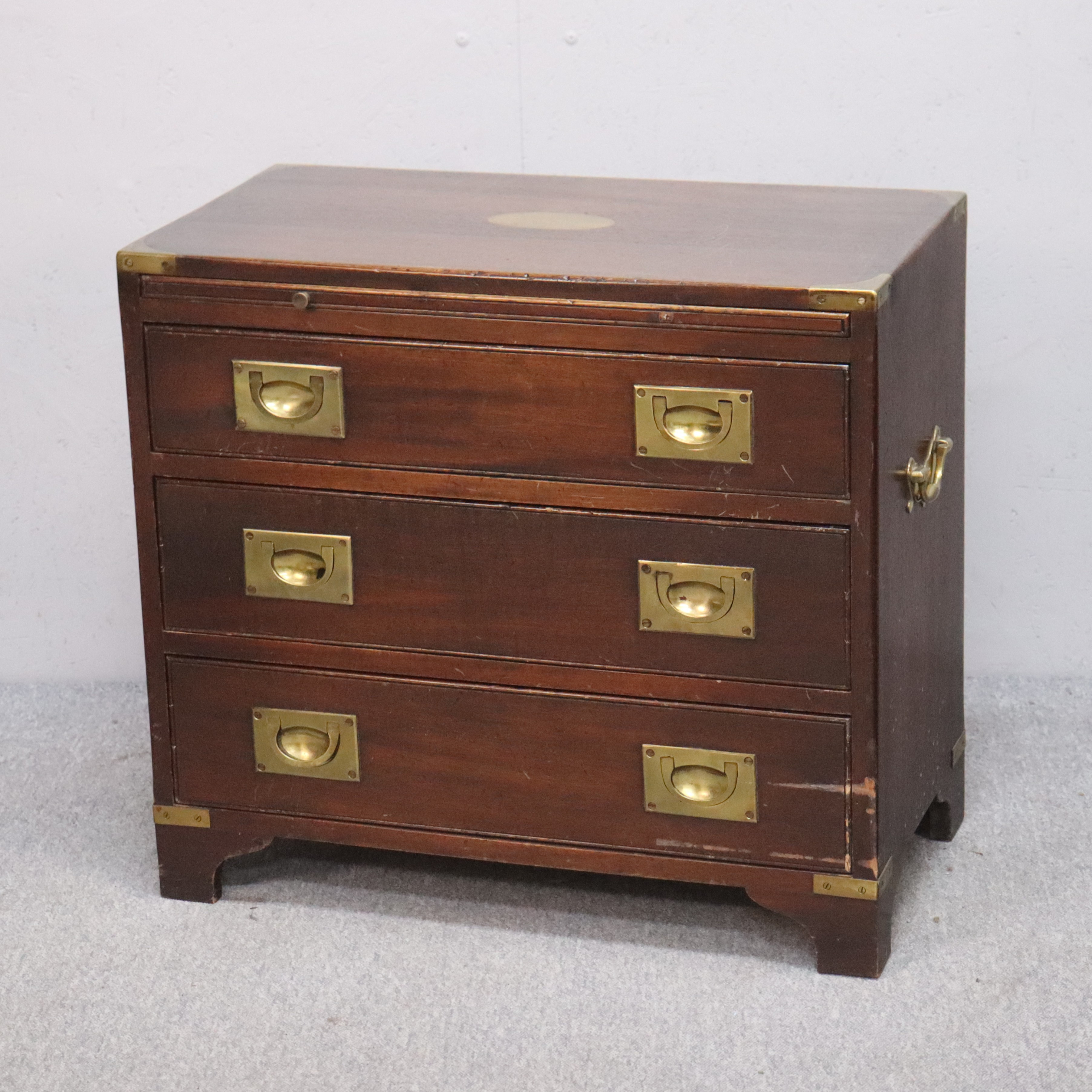 BYRÅ, Reprodux, mahogny, mässing, engelsk stil (campaign style), med skrivbords utdrag, 1900-tal.