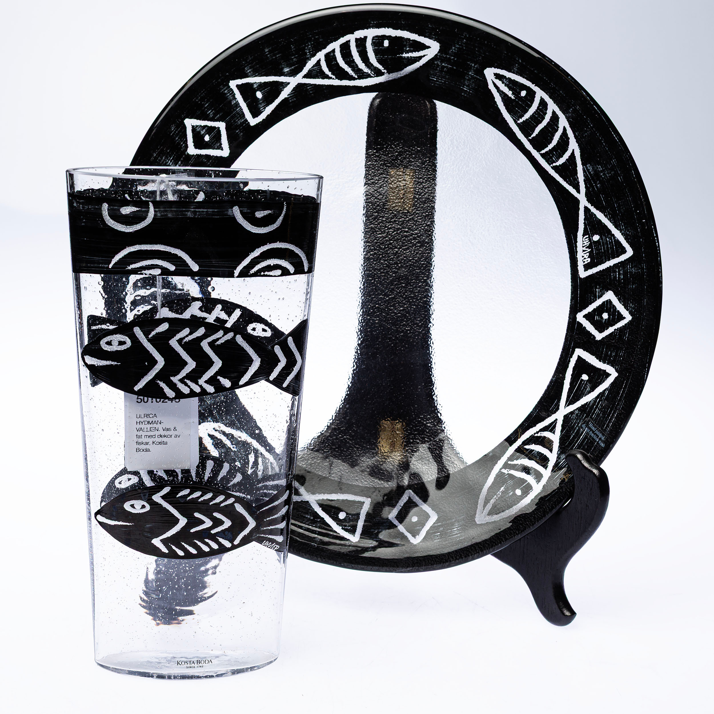 ULRICA HYDMAN-VALLIEN. Vas & fat med dekor av fiskar, Kosta Boda.