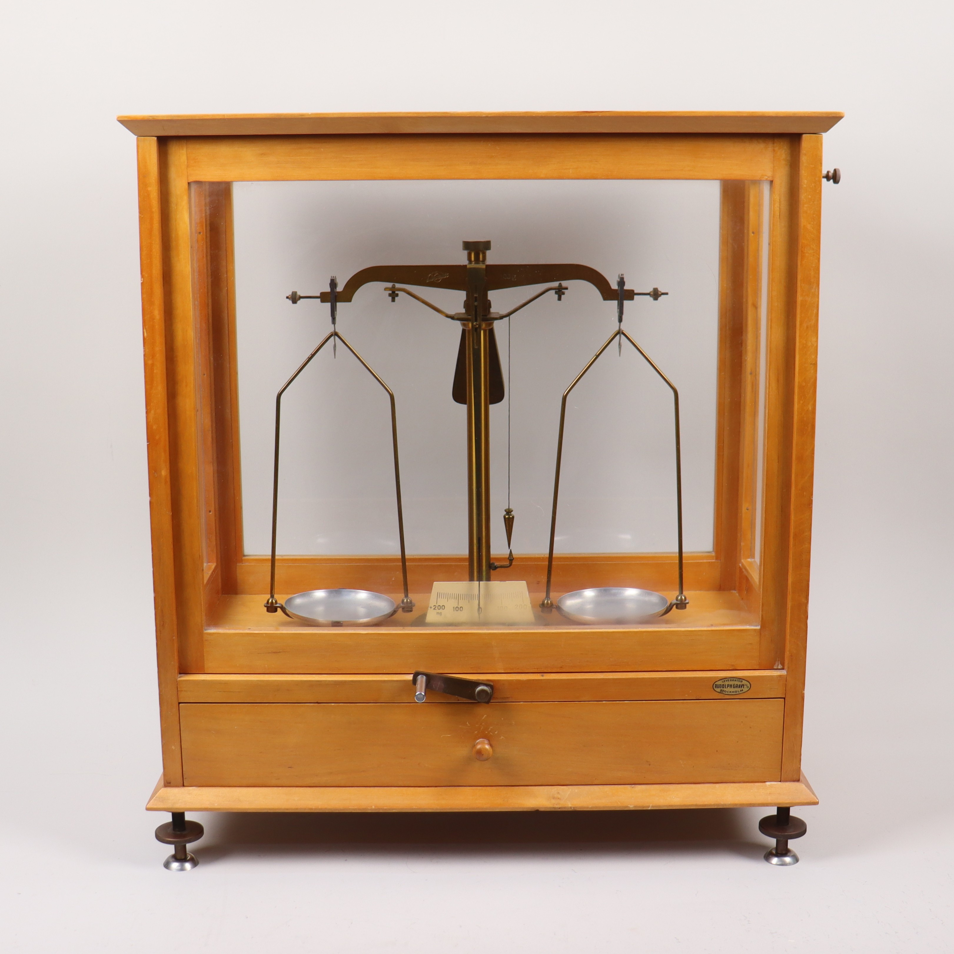 APOTEKSVÅG, Lindells, mässing i glasmonter, 1900-talets första hälft.