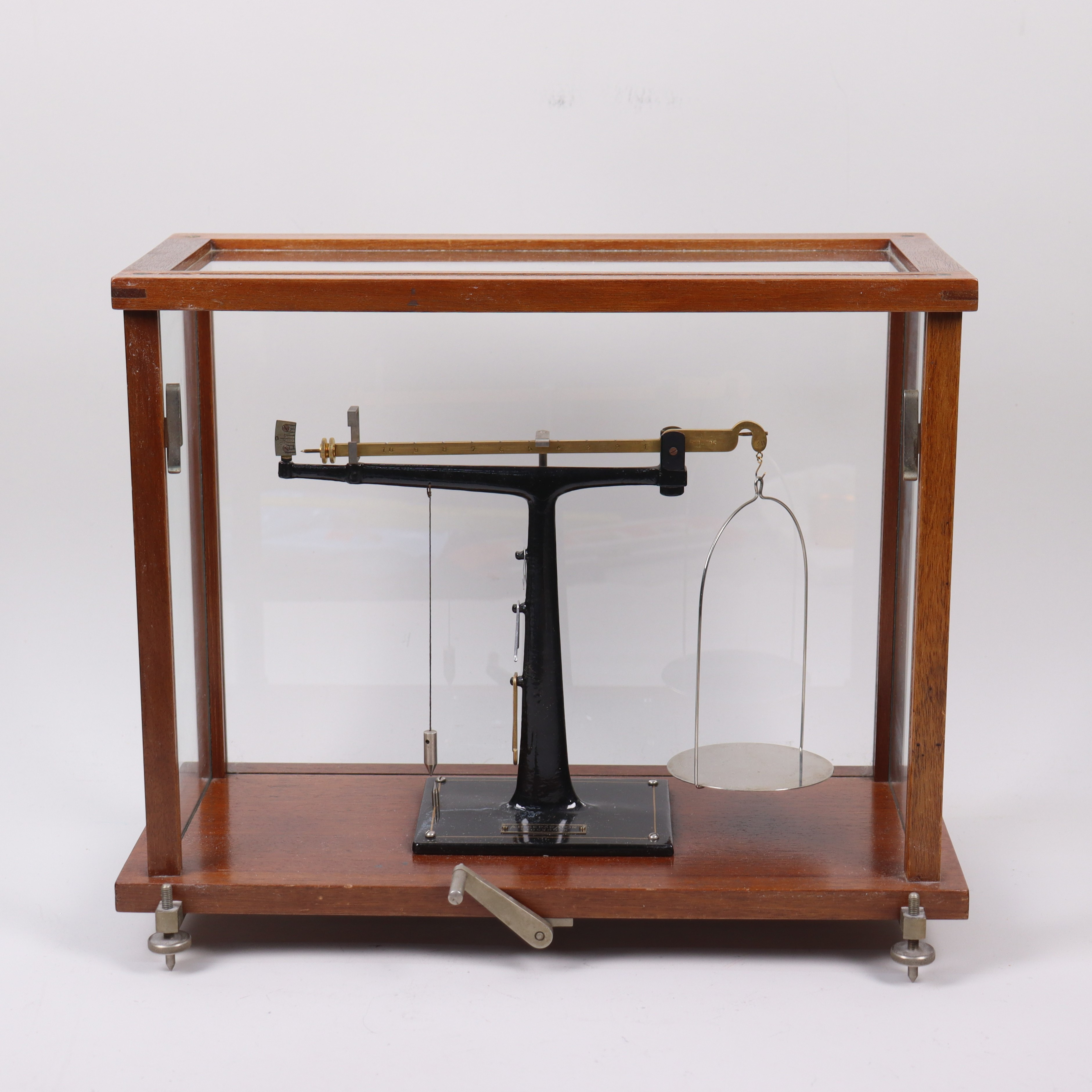 APOTEKSVÅG, Truers, A.B. Separator, Stockholm, mässing och gjutjärn i glasmonter, 1900-talets första hälft.