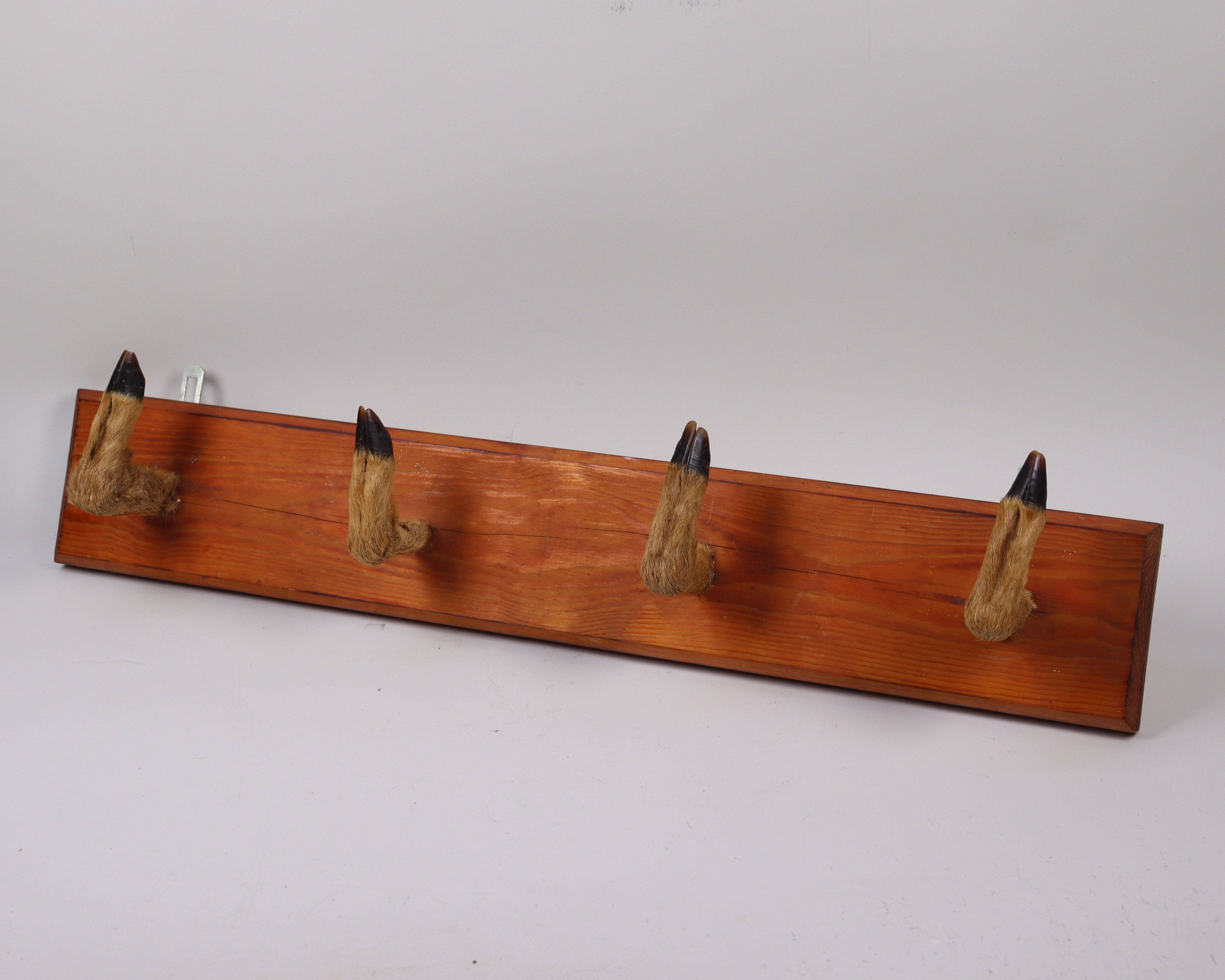 KLÄDHÄNGARE, rådjursklövar på trälist, 1900-talets.