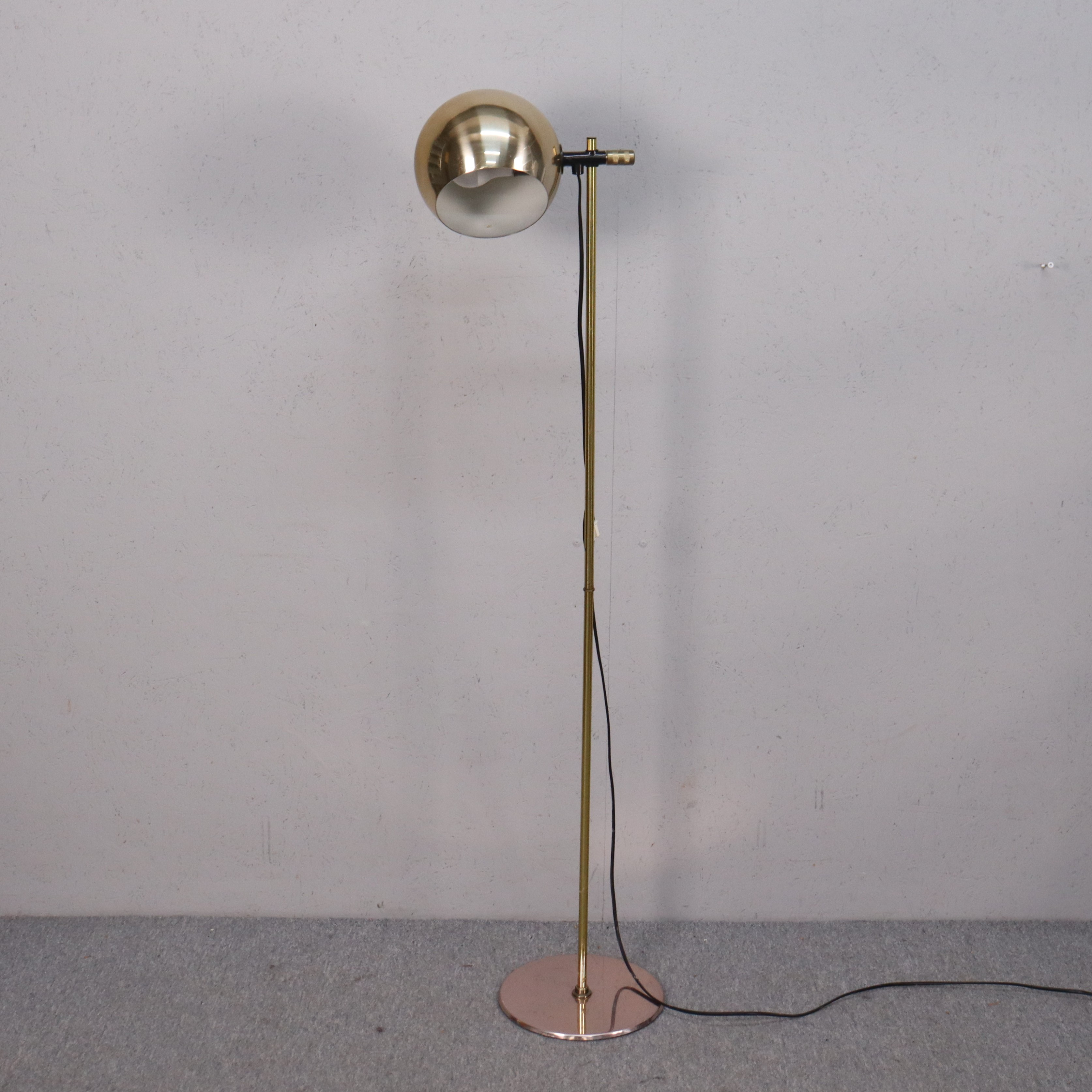 GOLVLAMPA, "Hemi Klot", gulmetall, 1960/70-tal.