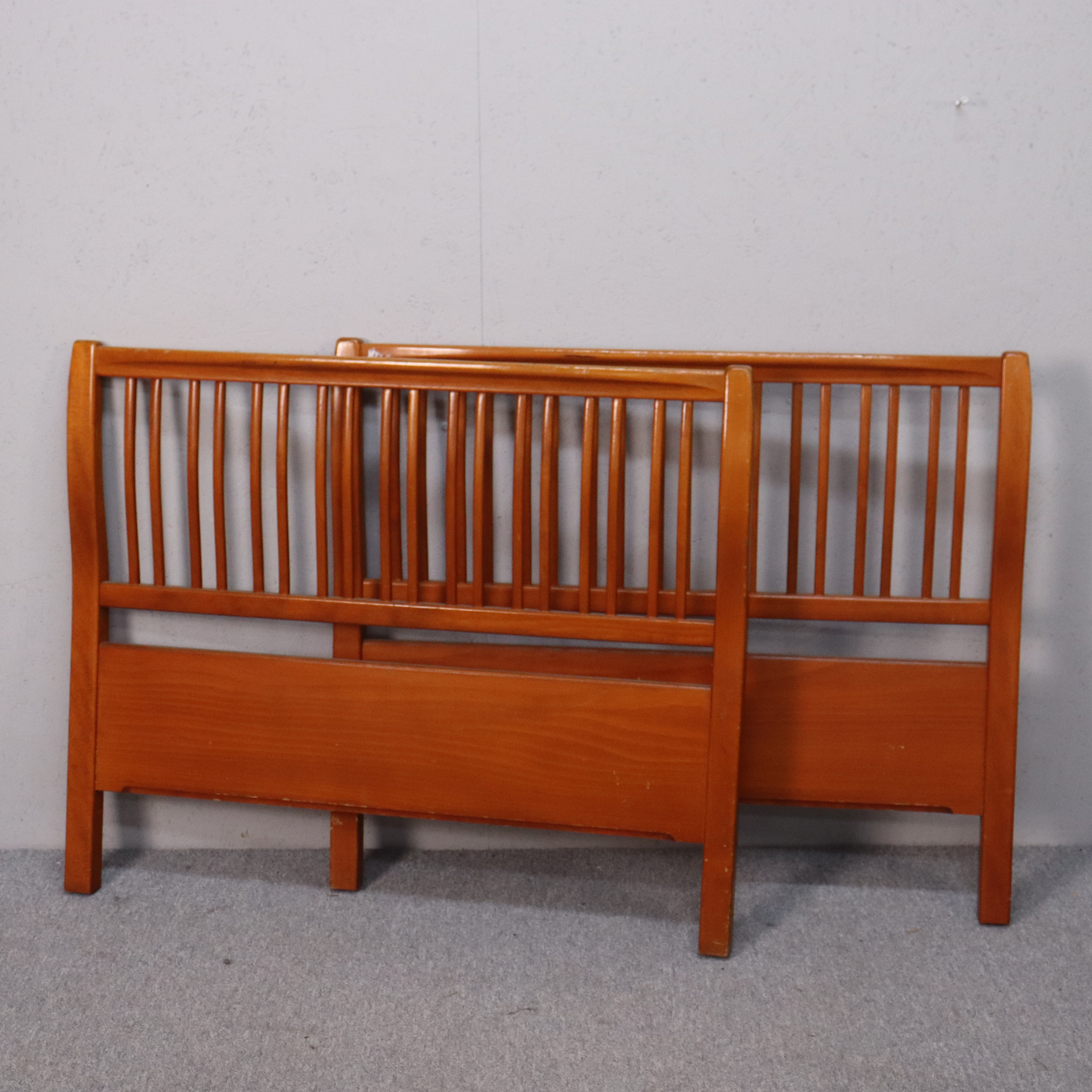 SÄNGGAVLAR, Nordiska Kompaniet, 1900-talets mitt, 1 par.