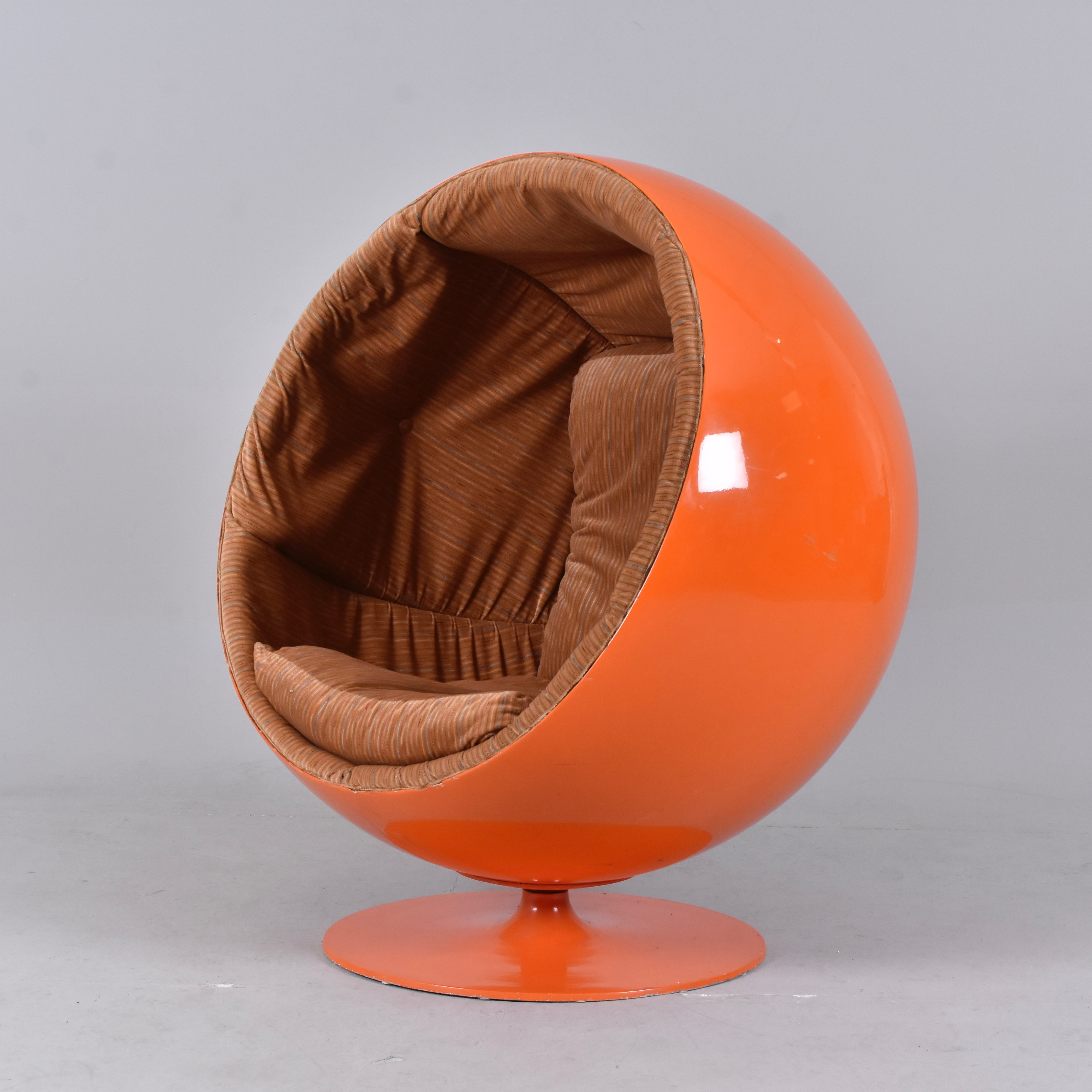 EERO ARNIO. Fåtölj, “Åskbollen“, Finland, orange glasfiberarmerad plast med snurrbar aluminiumfot, invändigt med plyschklädsel samt två lösa plymåer. Modellen premiärvisades på Bolognamässan 1966 och firar i år 60-årsjubileum, bifogade bilder från Eero Arnios hemsida.
