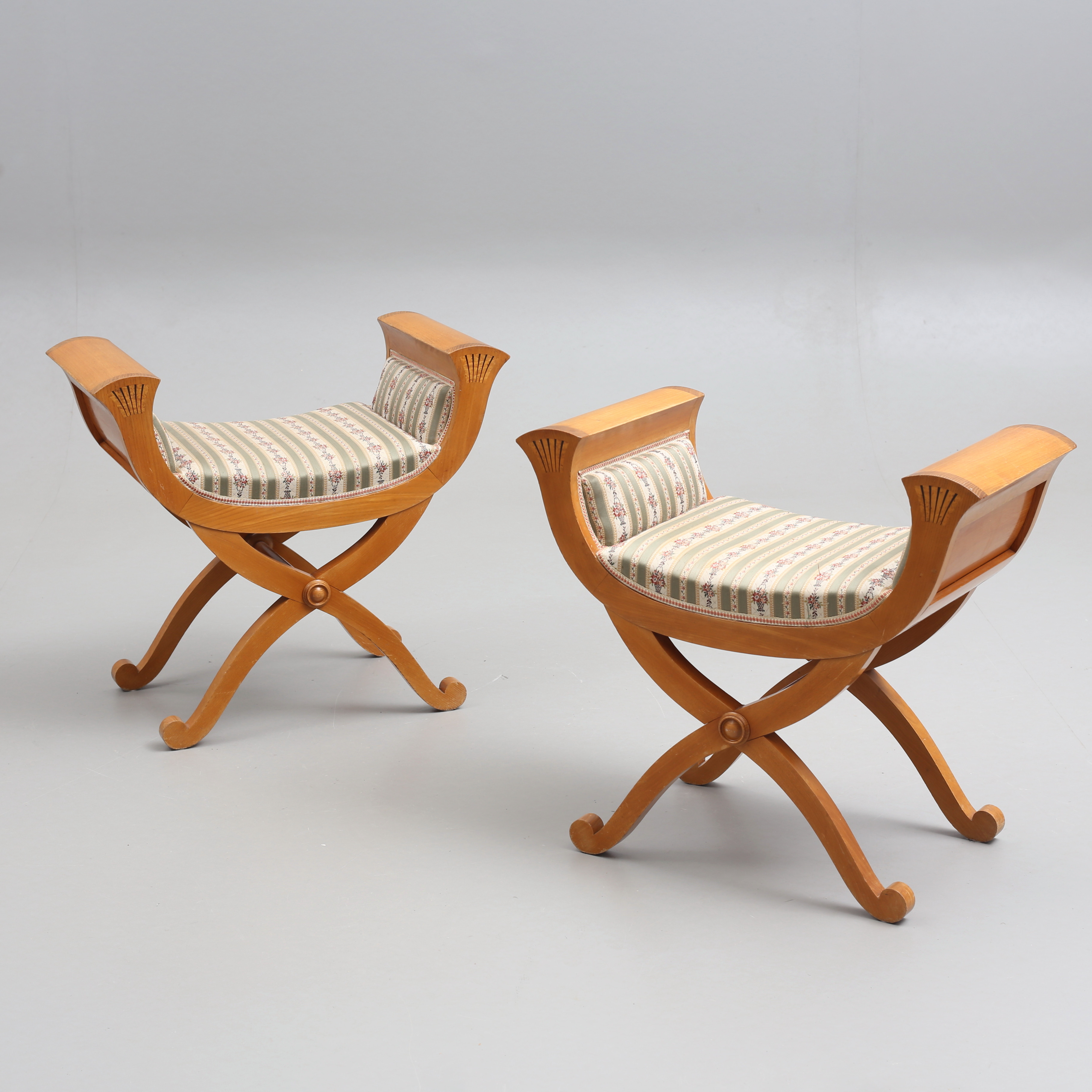 TABURETTER, ett par, Karl-Johan stil, 1900-talets första hälft.