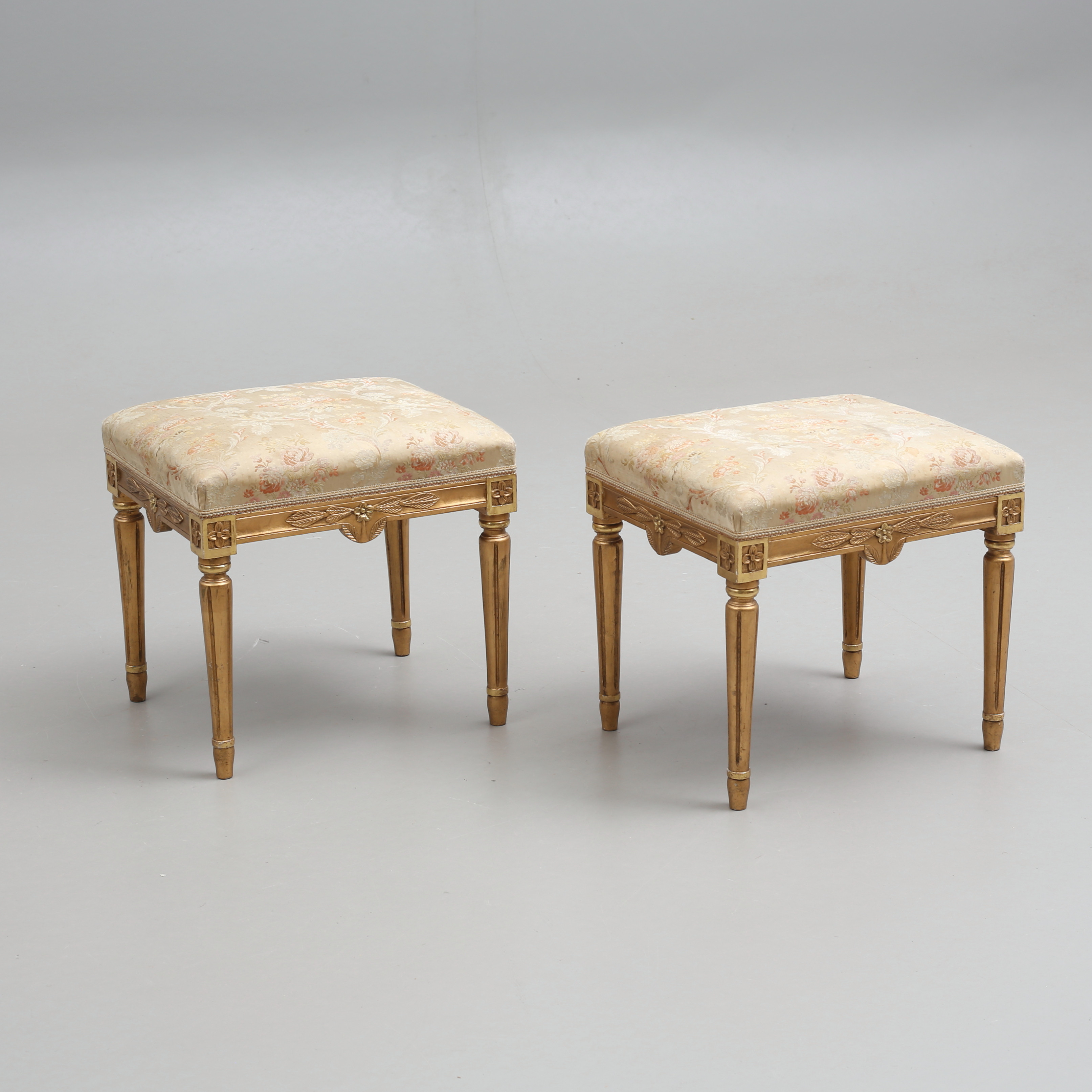 FOTPALLAR, ett par, gustaviansk stil, 1900-talets andra hälft.