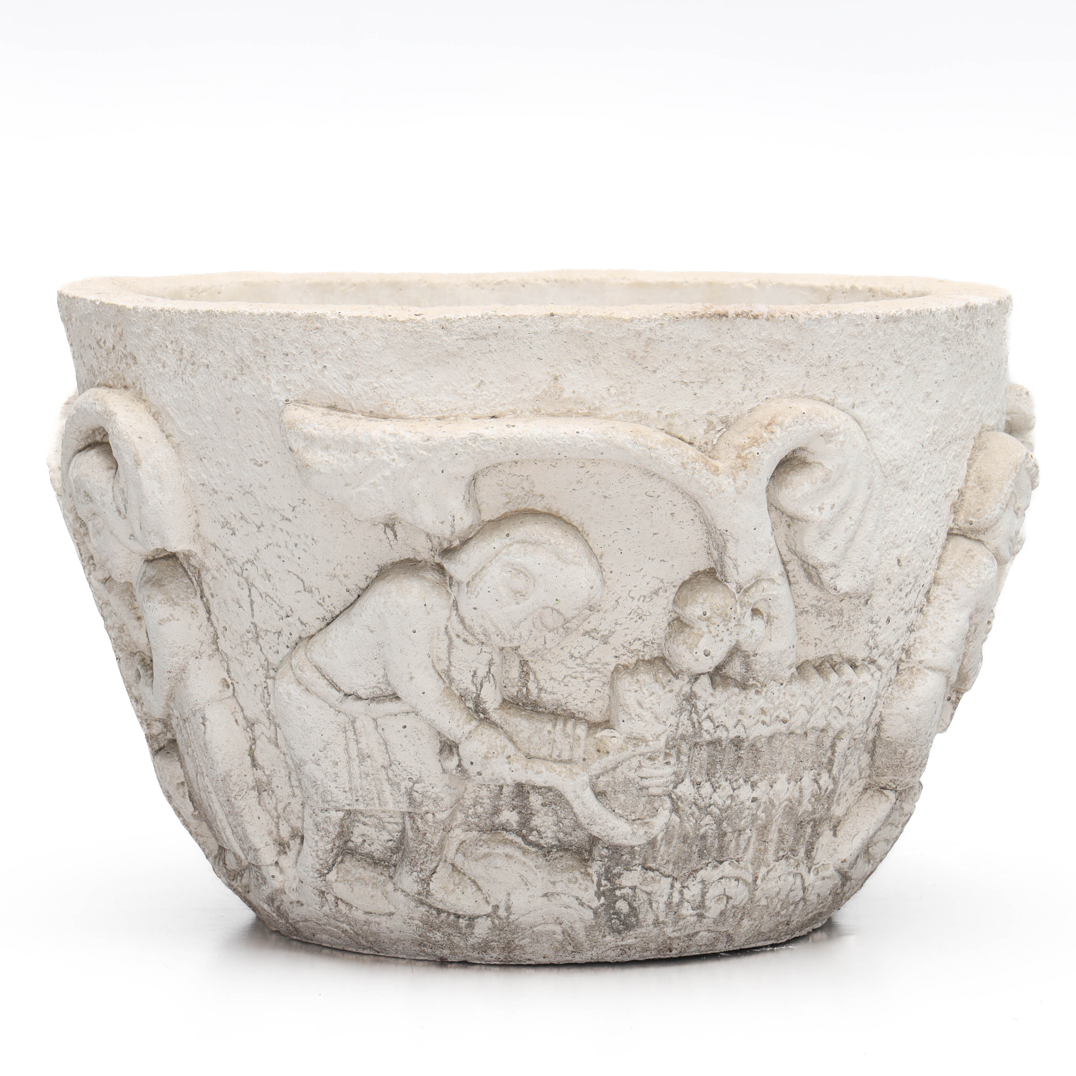 TRÄDGÅRDSURNA, stenmassa, reliefdekor av figurscener.