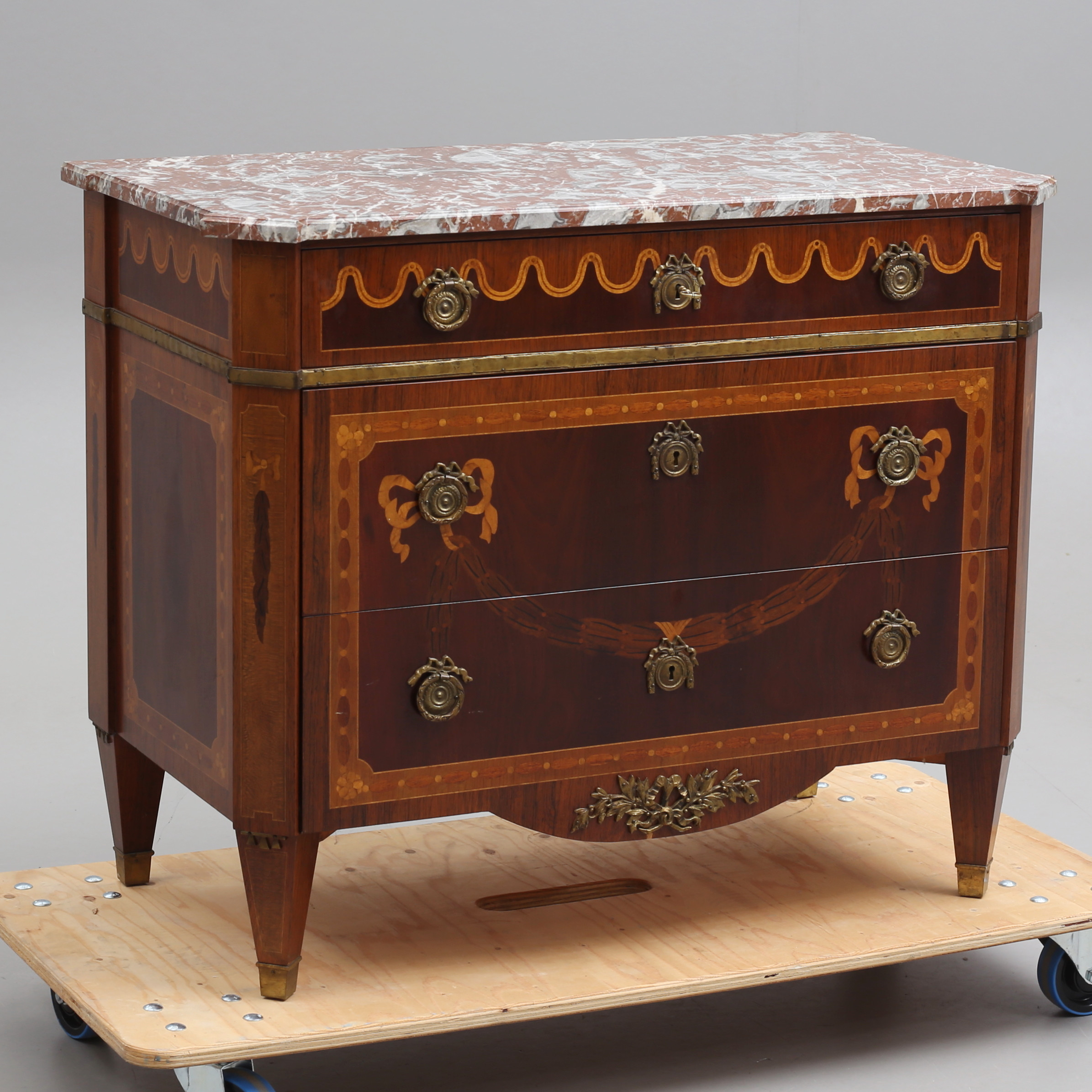 BYRÅ med stenskiva, gustaviansk stil, 1900-talets första hälft.