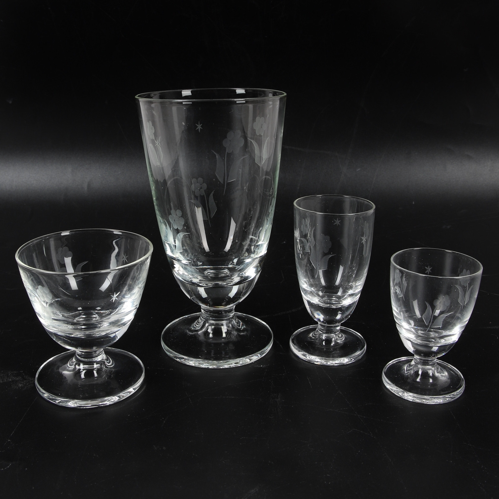 GLASSERVIS, 40 delar, fotglas med slipad blomdekor.