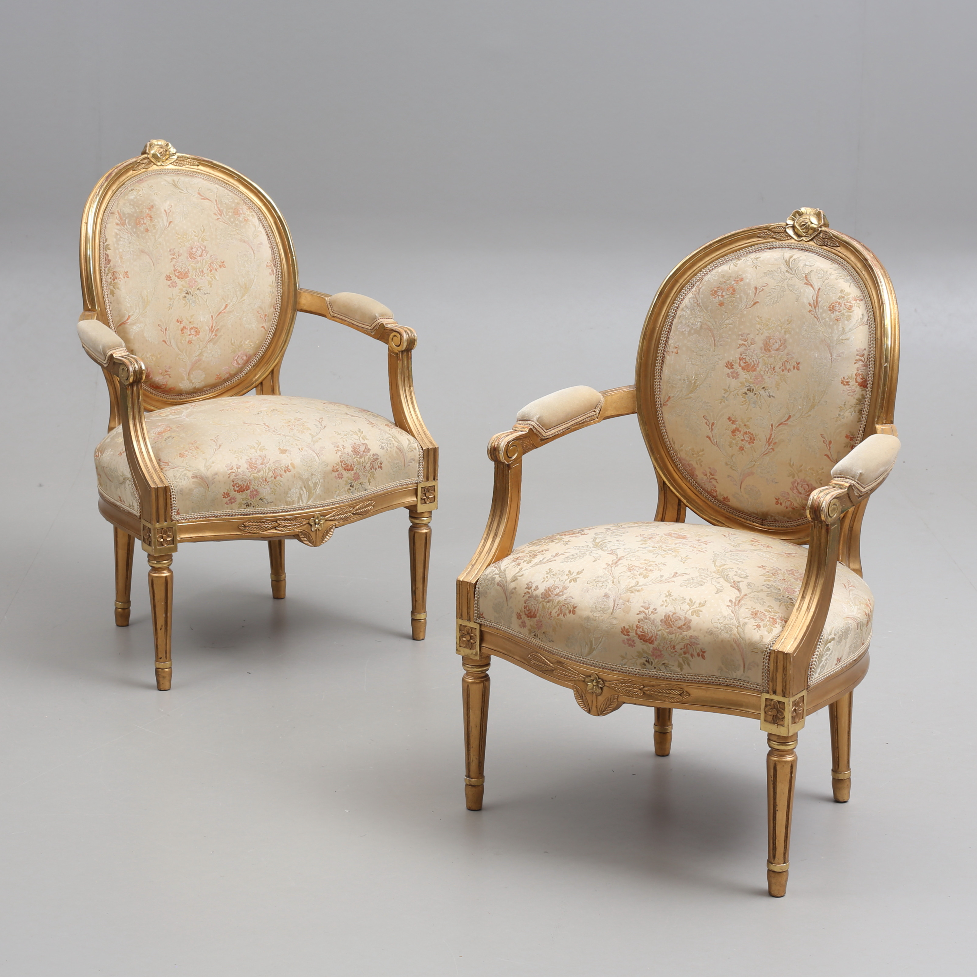 KARMSTOLAR, ett par, gustaviansk stil, 1900-talets andra hälft.