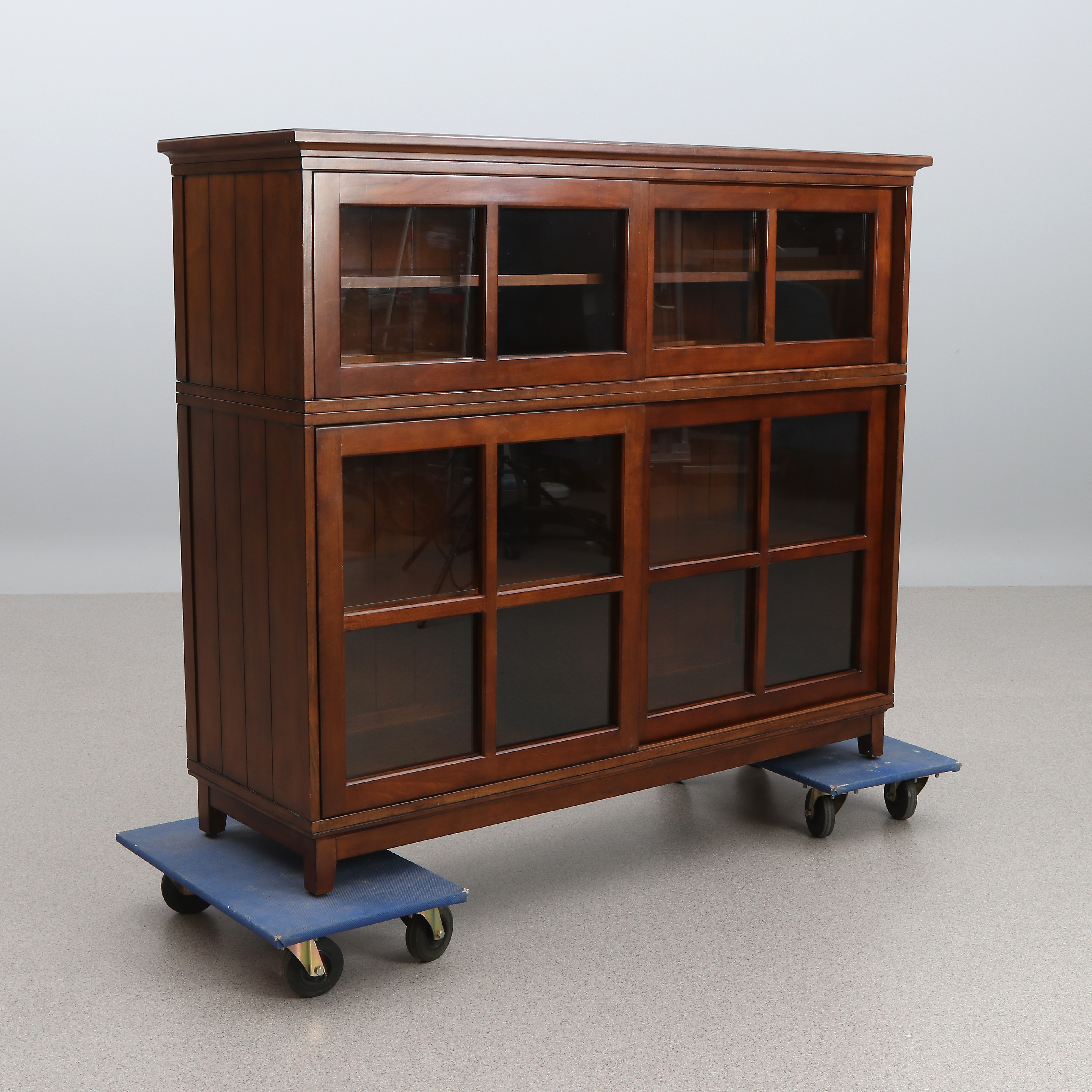 HANS K, VITRINSKÅP. Betsat trä. "Bridgeport". Samtida tillverkning.