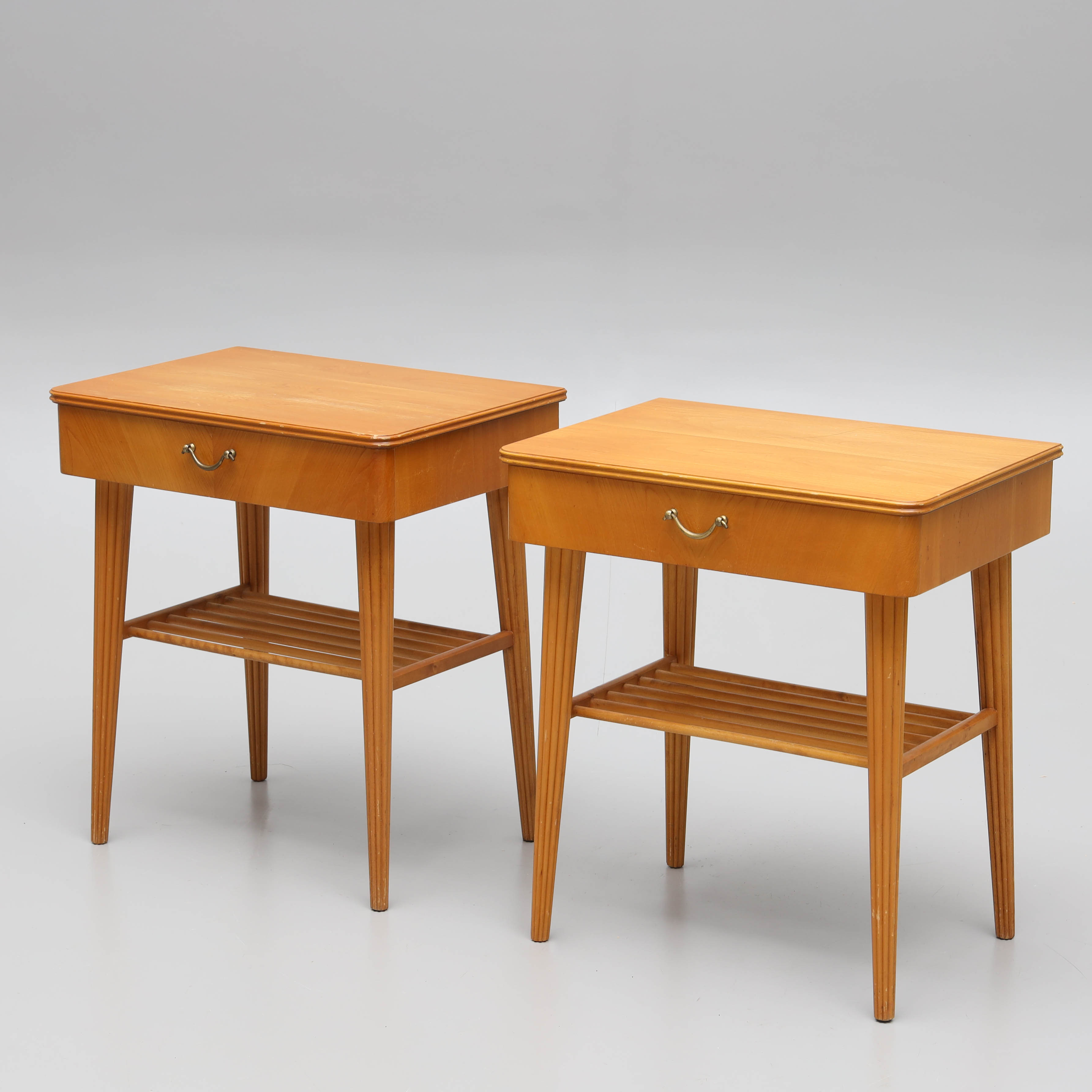 SÄNGBORD, ett par, fanérade i alm, 1900-talets mitt.